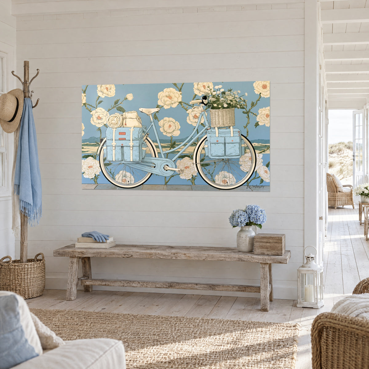 Tableau bicyclette azur au panier d'osier garni de marguerites, pivoines blanches sur fond bleu, mur de planches claires