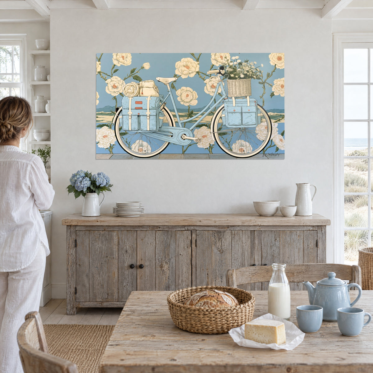 Tableau vélo de balade bleu pâle, rouleau de couverture beige sur le porte-bagages, pivoines blanches, mur de planches claires