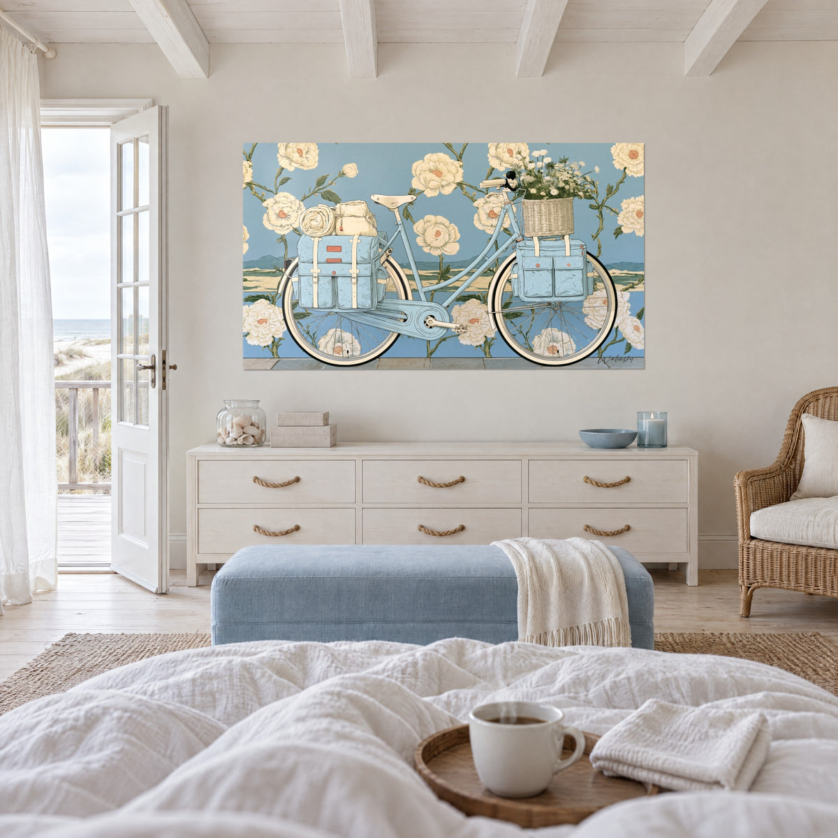 Tableau cycle bleu poudré aux fleurs sauvages dans son panier, pivoines crème, au-dessus d'un lit dans une chambre claire