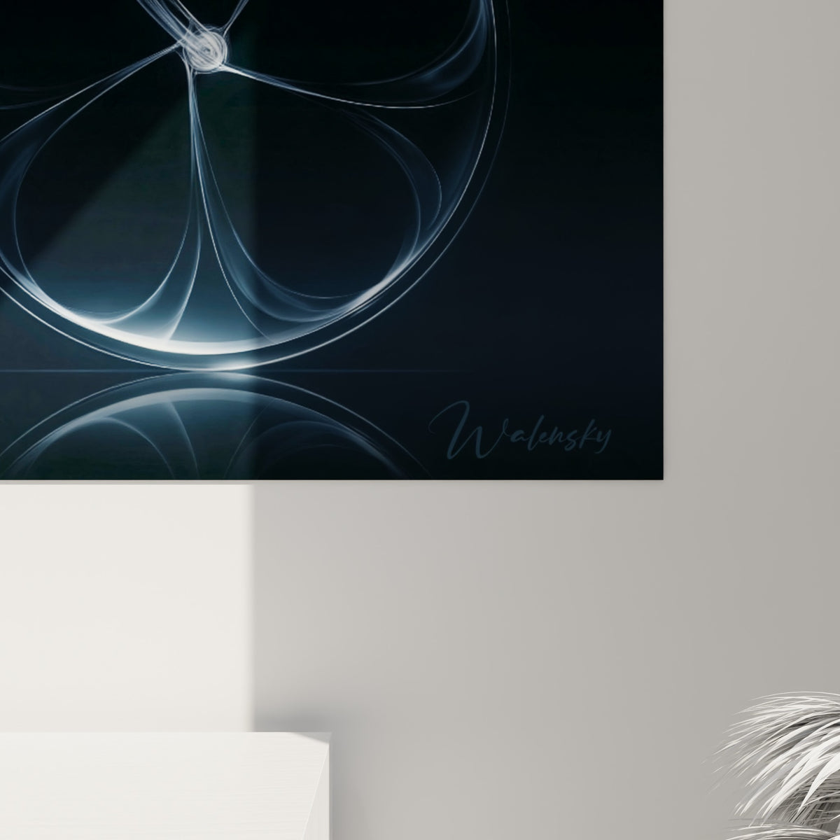 Détail des filaments blancs et gris scintillants du vélo, matière lumineuse se détachant du fond noir