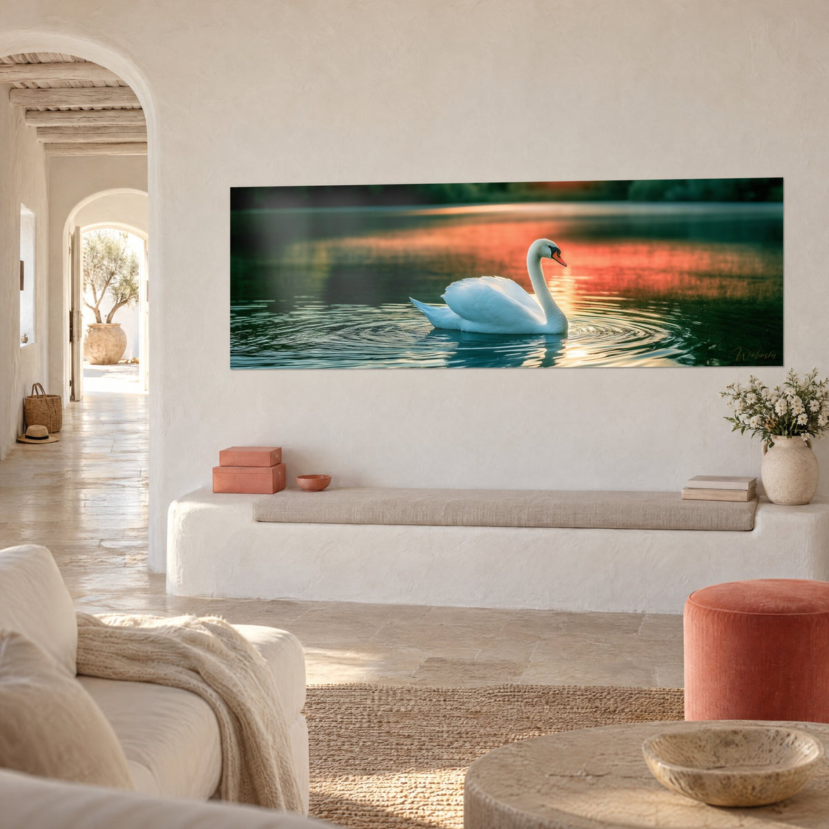 Tableau oiseau aux ailes ivoire, bec orangé et reflets corail sur eau émeraude, mur chaulé d'une maison méditerranéenne