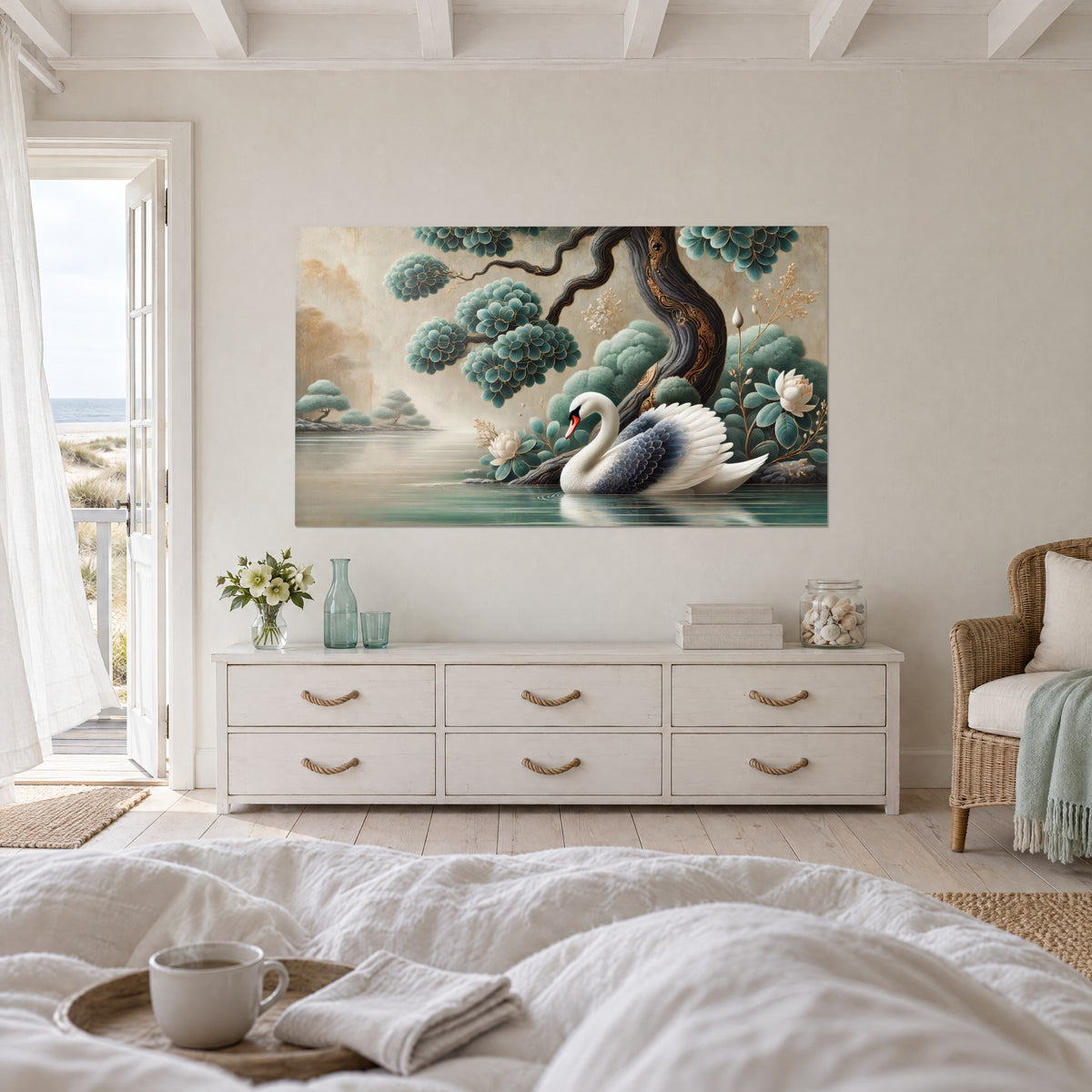 Cuadro ave acuática de pico anaranjado, plumaje marfil y azul noche, nenúfares crema y fondo arena, sobre una cama en un dormitorio luminoso
