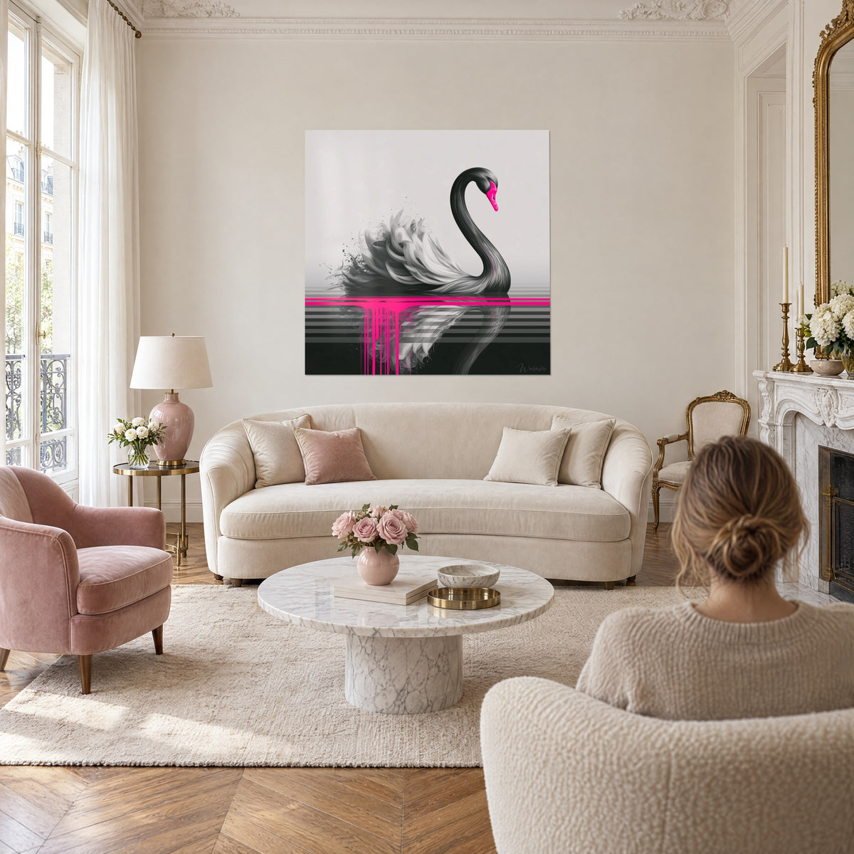 Quadro cigno nero con becco rosa fluo, piumaggio grigio perla e riflesso striato, sopra un divano in un soggiorno luminoso