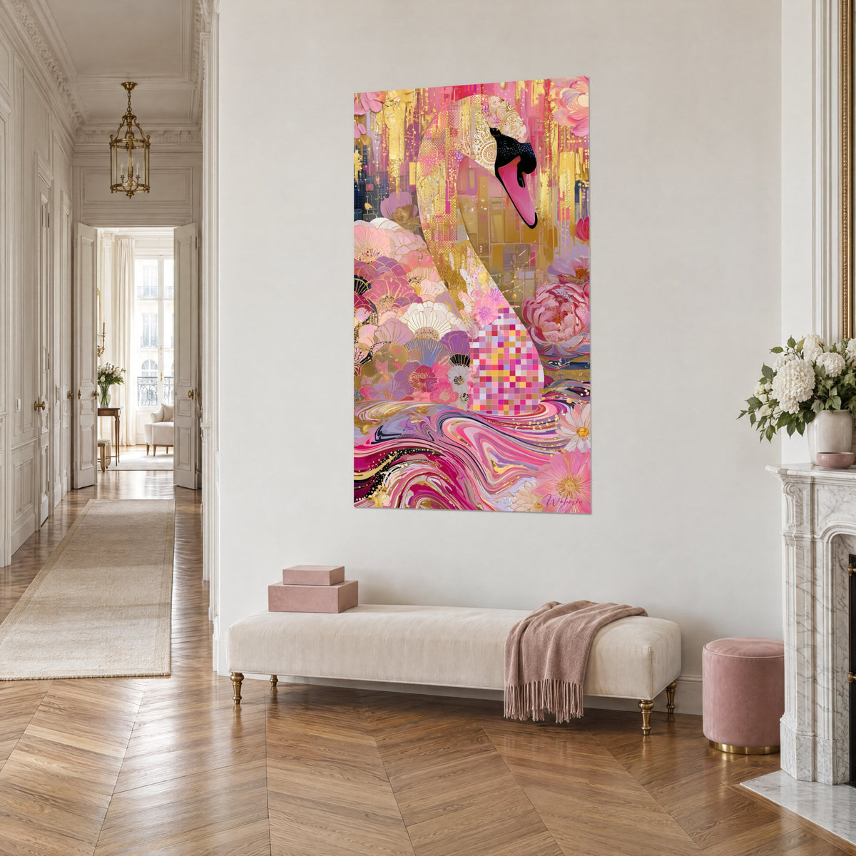 Tableau oiseau aquatique au plumage orné de dentelle d'or, vagues magenta et fleurs pastel, couloir haussmannien en trois-quarts