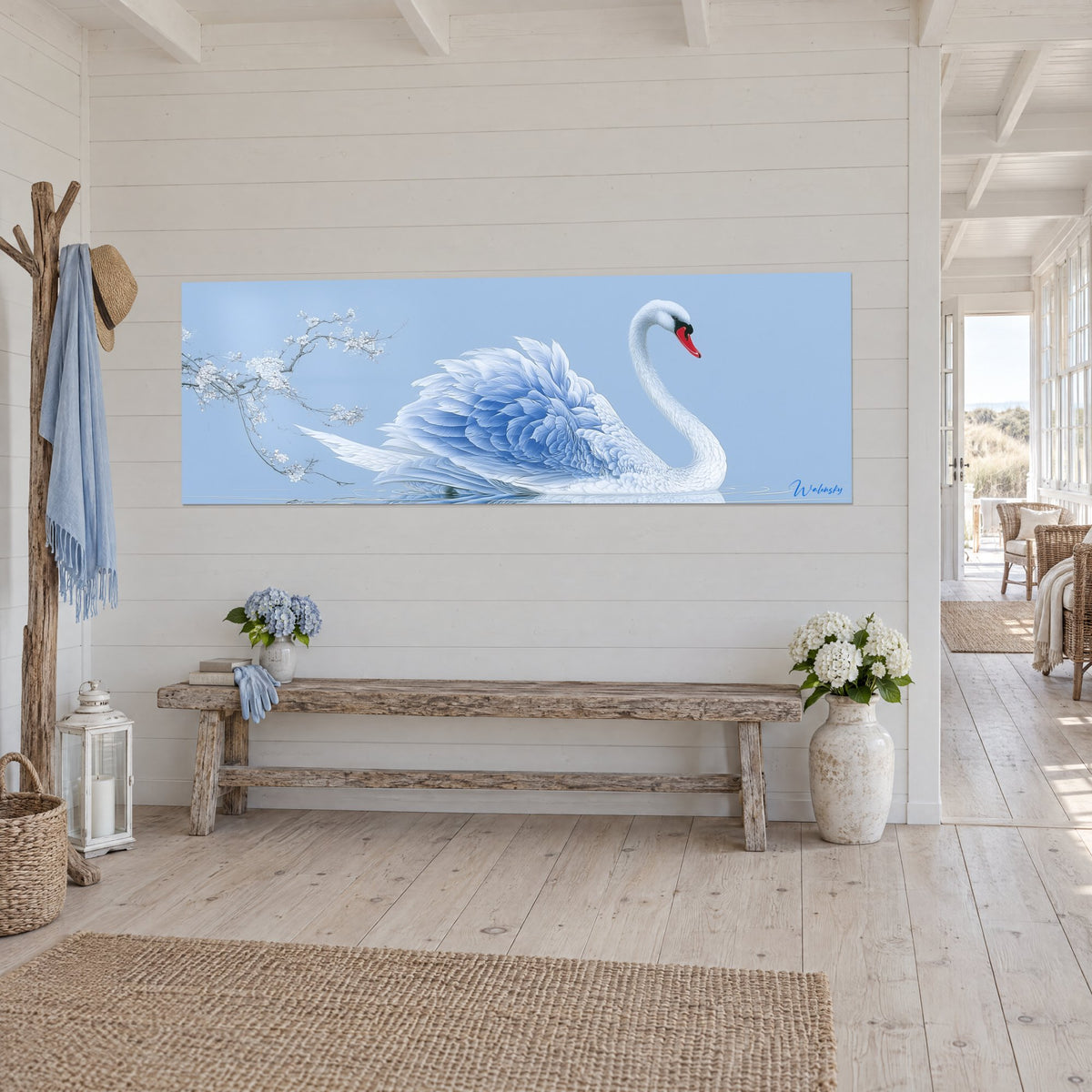 Tableau oiseau majestueux au col courbé, plumage ivoire et bleu ciel, fleurs blanches, dans une maison de bord de mer