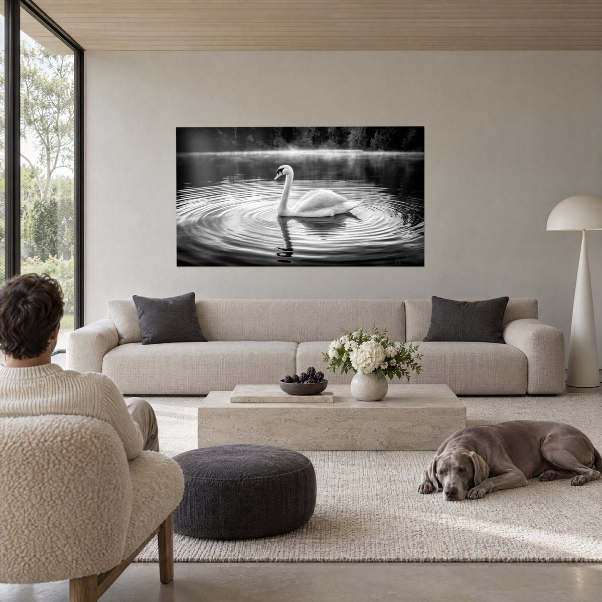 Tableau cygne blanc glissant sur un lac noir, ondes concentriques argentées, brume pâle, au-dessus d'un canapé dans un salon lumineux