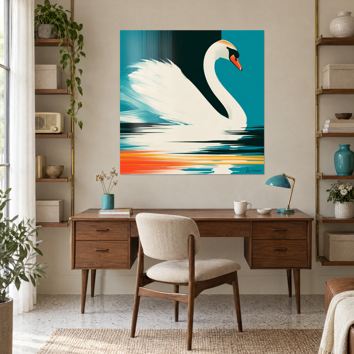 Cuadro gran cisne con pinceladas crema, fondo negro y turquesa, reflejos anaranjados, colgado encima de un escritorio de madera