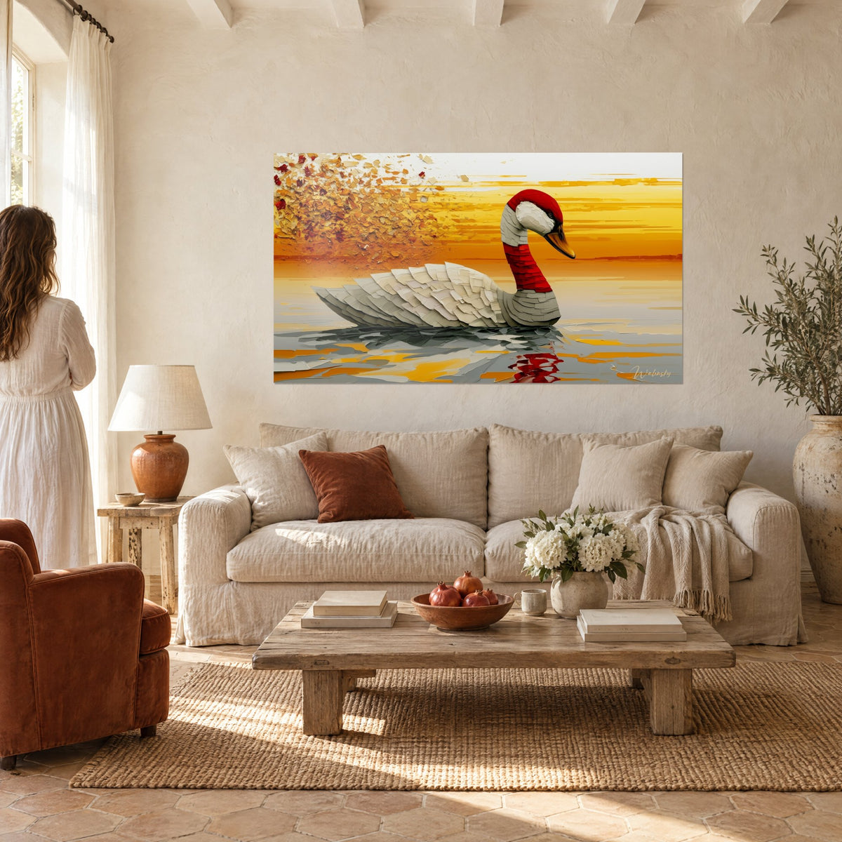 Tableau cygne au cou rouge glissant sur une eau jaune et grise, éclats de peinture dorés, au-dessus d'un canapé dans un salon lumineux