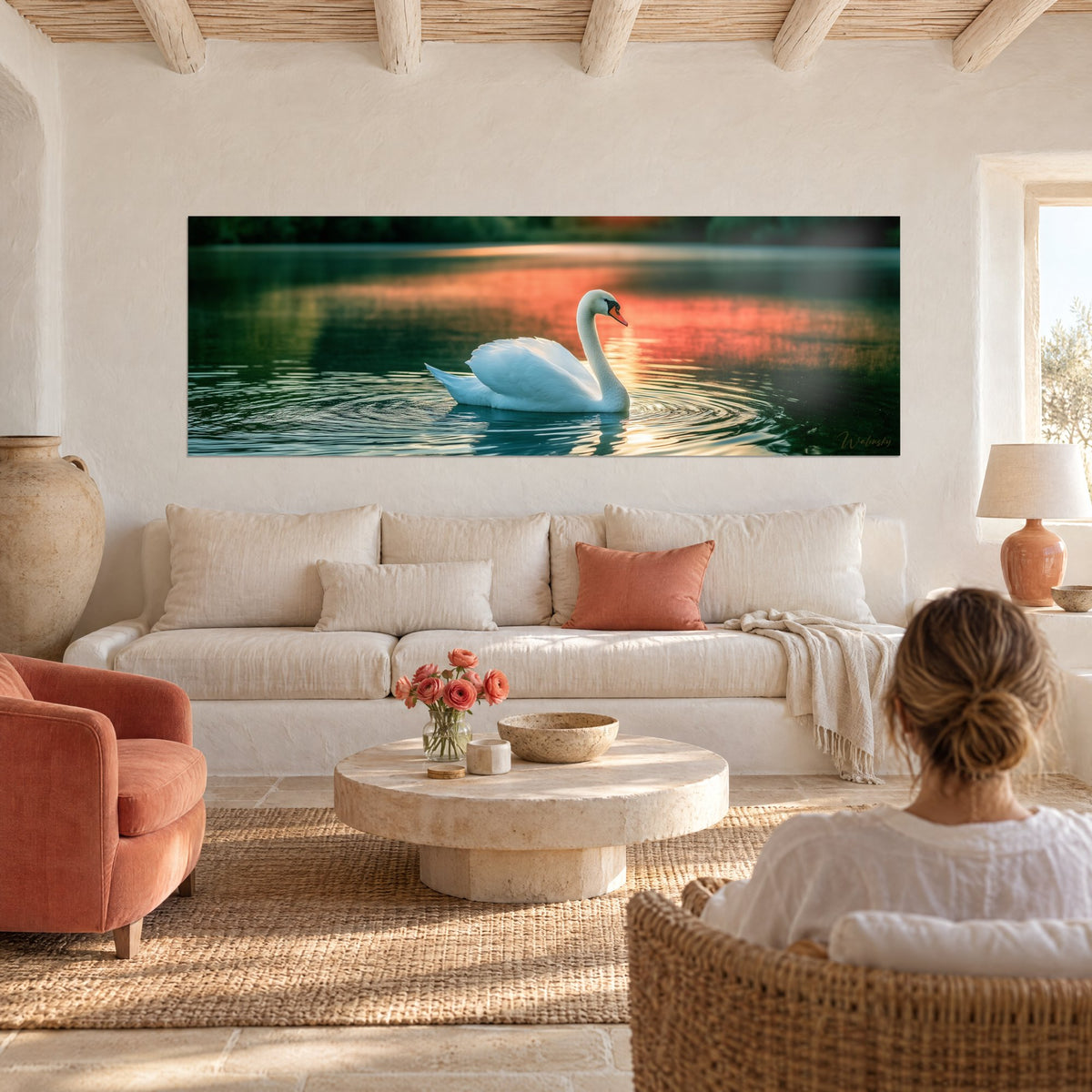 Tableau cygne blanc glissant sur un lac cuivré, ondes concentriques vert sombre, femme de dos au-dessus d'un canapé dans un salon lumineux