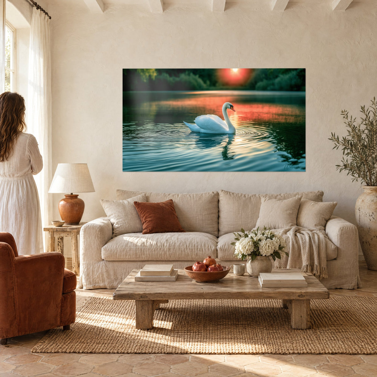 Quadro Cigno bianco che scivola su un lago verde profondo, riflessi arancio e sole rosso, sopra un divano in un soggiorno luminoso