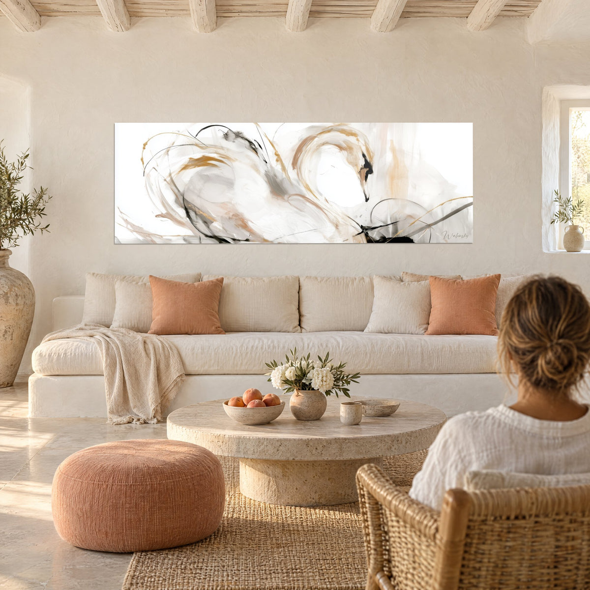 Tableau cygne blanc au cou recourbé, touches ocre et traits noirs, face à une femme de dos, au-dessus d'un canapé dans un salon lumineux