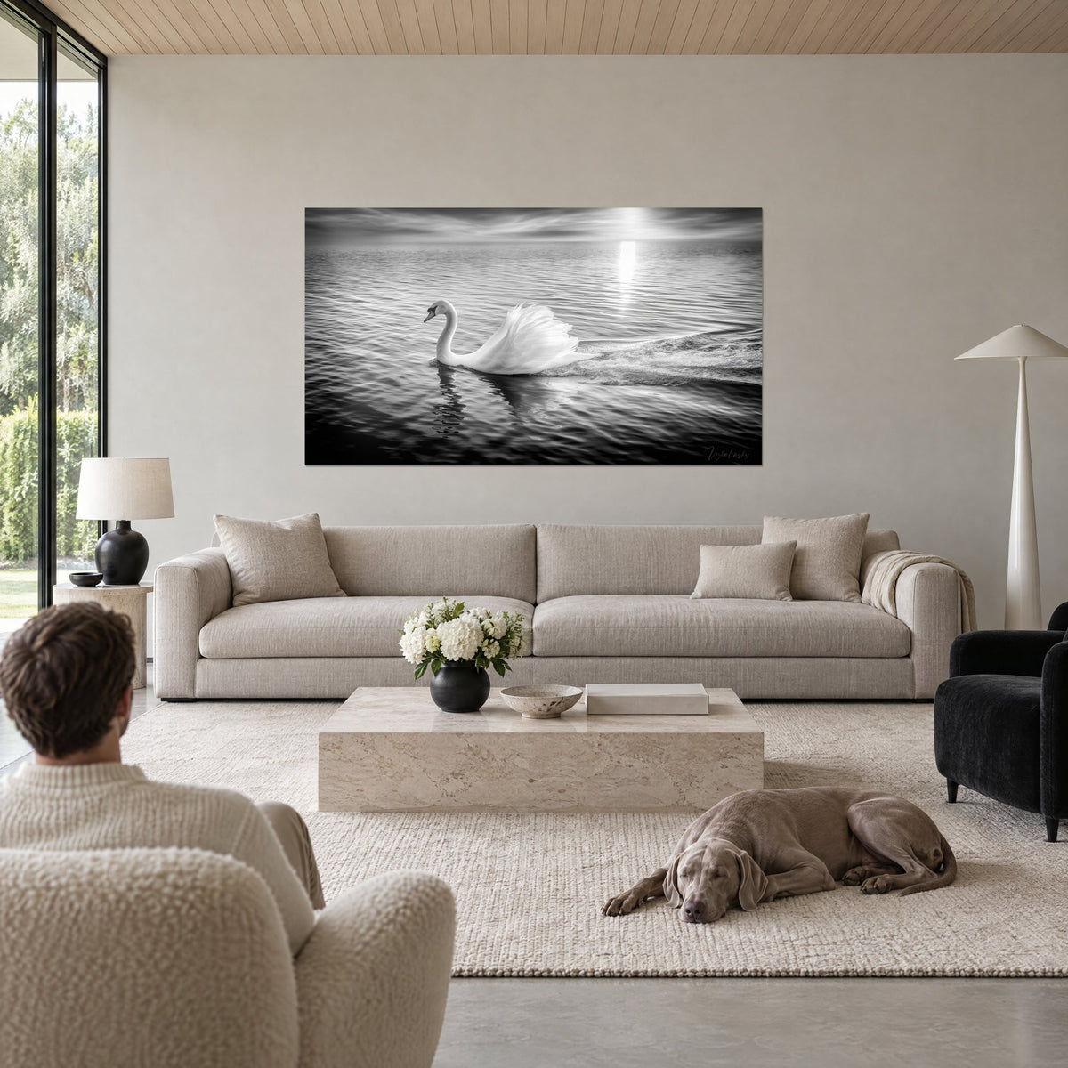 Tableau cygne blanc aux plumes dressées glissant sur une eau grise, soleil argenté et sillage clair, au-dessus d'un canapé dans un salon lumineux