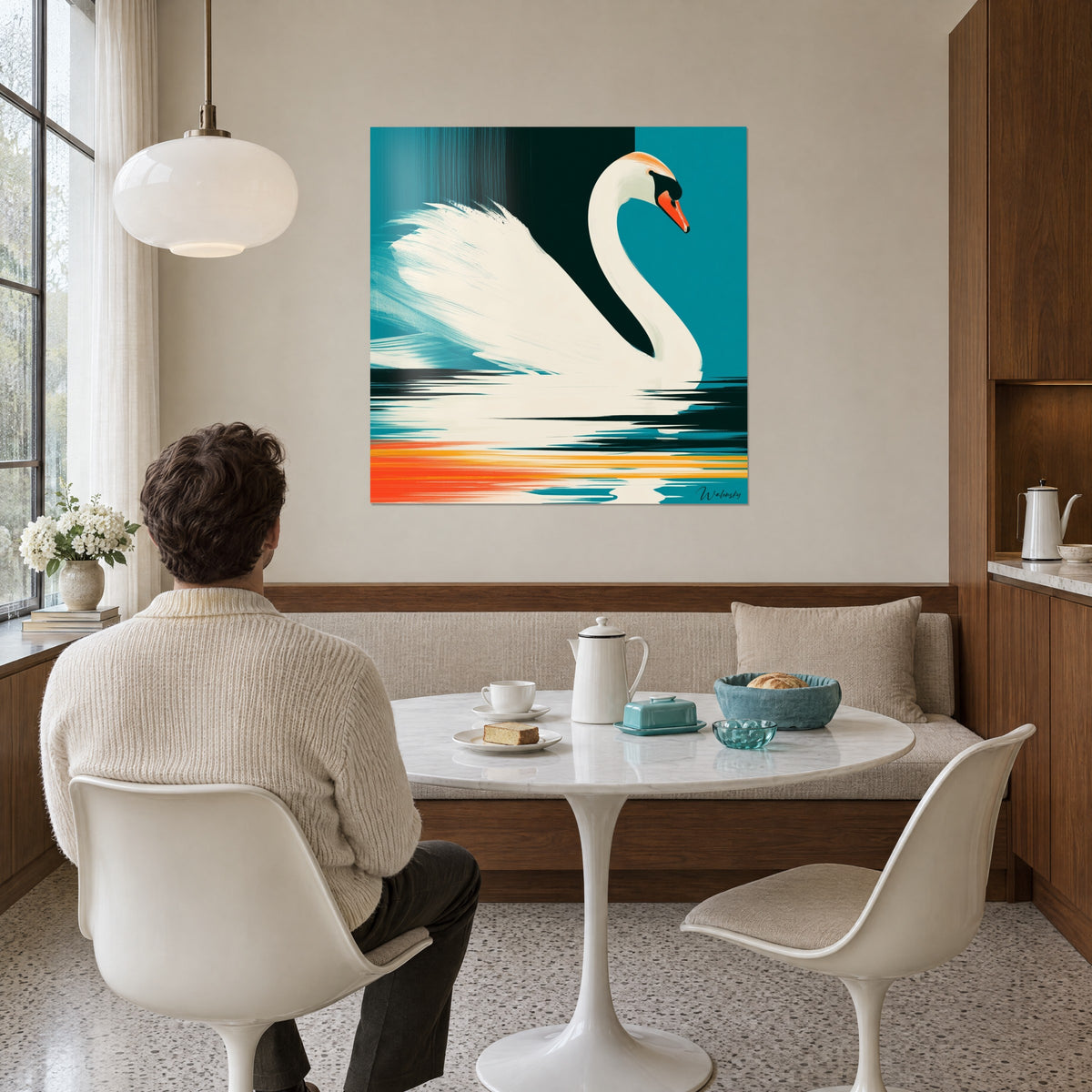 Cuadro elegante ave blanca, pico naranja, reflejos azafrán sobre agua azul verdosa, colgado en un comedor junto a una mesa redonda