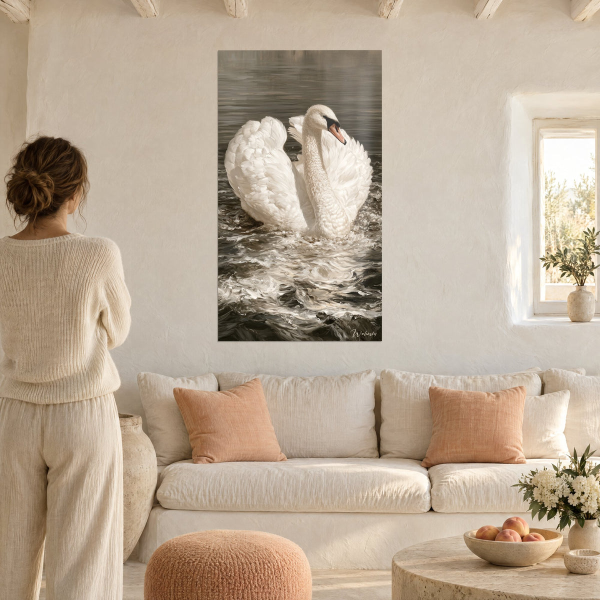 Tableau cygne blanc aux plumes crème gonflées sur eau gris anthracite, femme de dos, au-dessus d'un canapé dans un salon lumineux