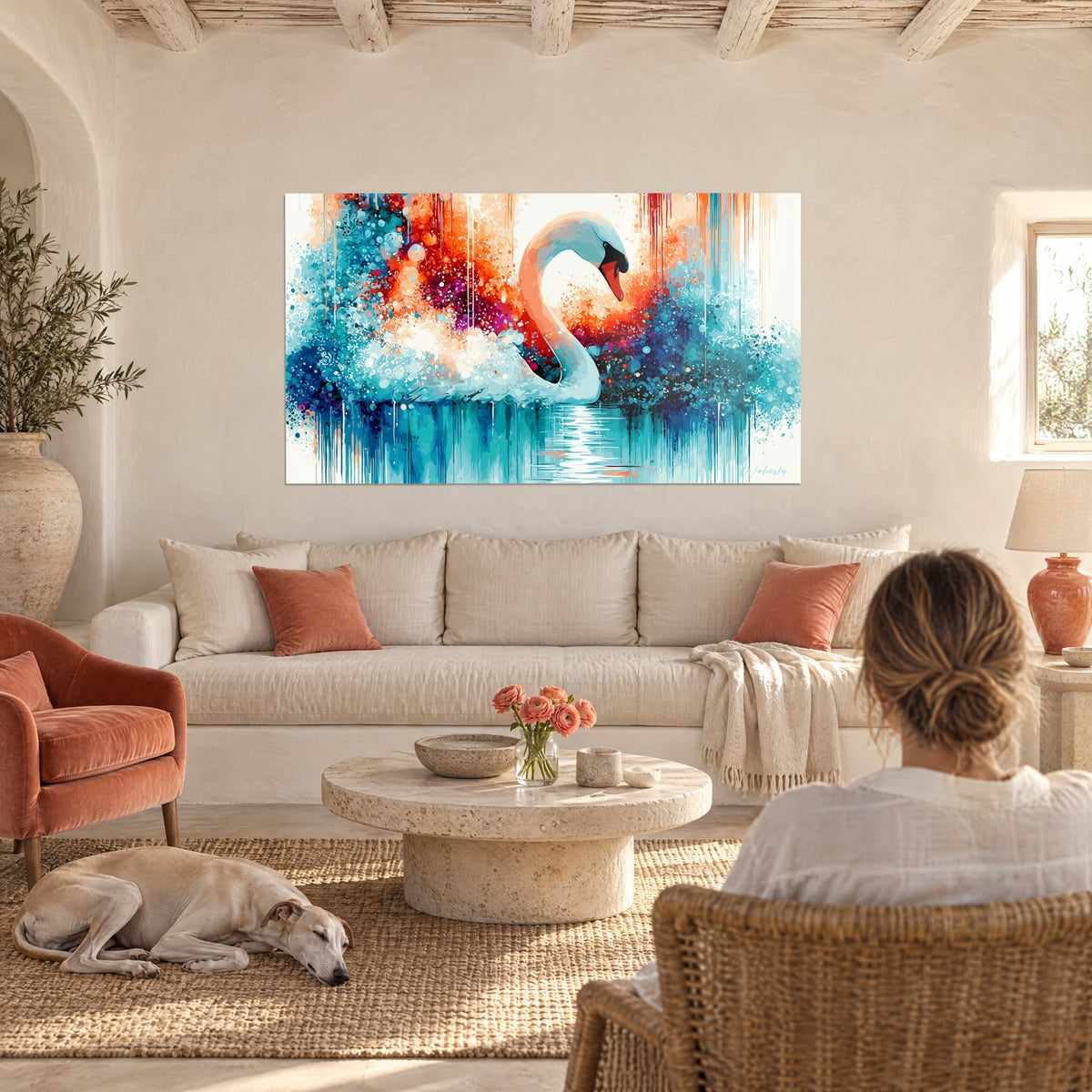 Tableau cygne blanc au long cou courbé, éclaboussures bleu turquoise et corail, coulures sur l'eau, au-dessus d'un canapé dans un salon lumineux