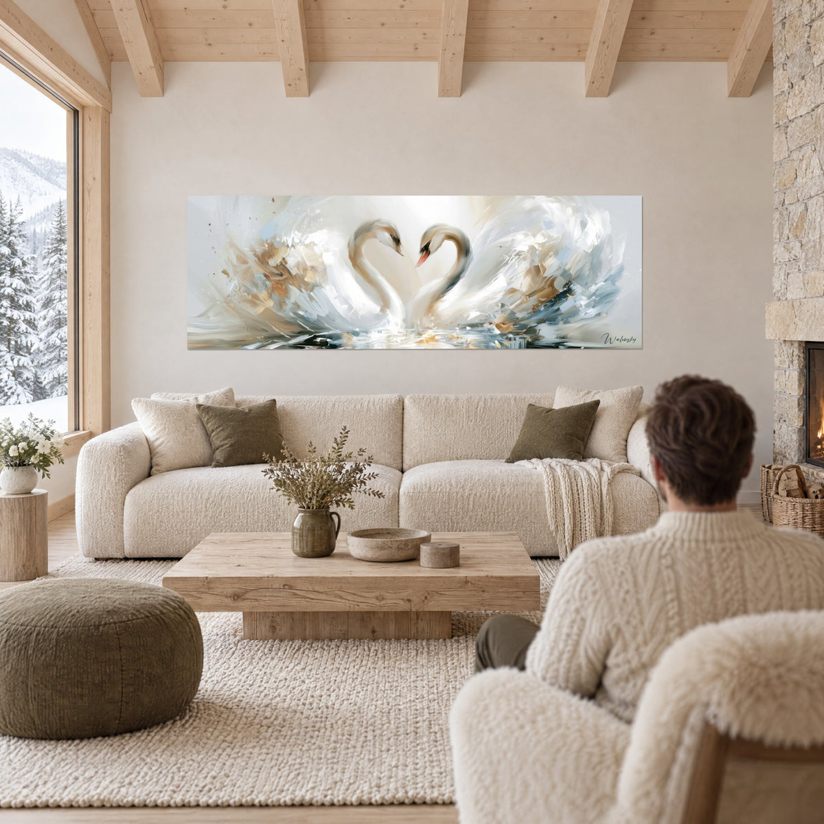Quadro di cigni bianchi dal becco arancione che disegnano un cuore, schizzi beige e azzurro pallido, sopra un divano in un soggiorno luminoso