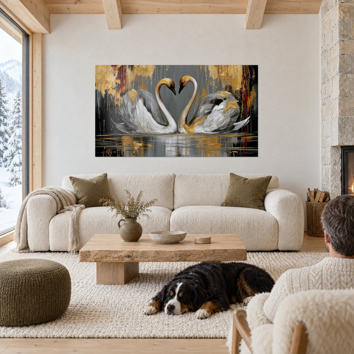 Tableau couple de cygnes plumage blanc et gris dessinant un cœur, coulures dorées, au-dessus d'un canapé dans un salon lumineux