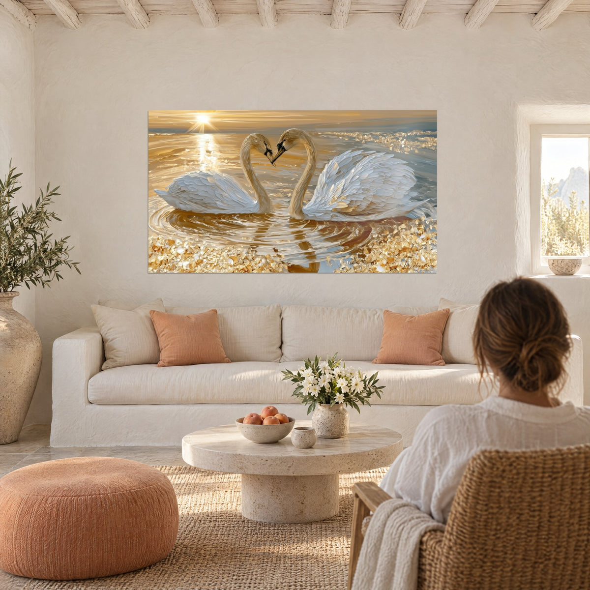 Quadro di una coppia di cigni avorio dai colli a forma di cuore, acqua ambrata e sole dorato, sopra un divano in un soggiorno luminoso