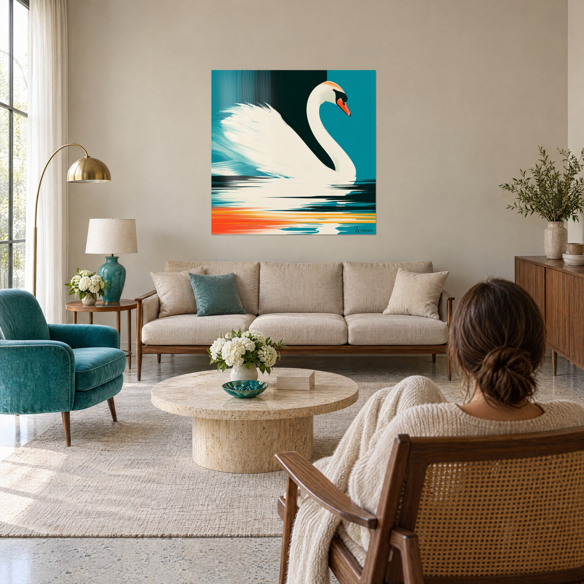 Cuadro cisne blanco de plumas marfil sobre fondo turquesa y negro, reflejos naranjas, encima de un sofá en un salón luminoso