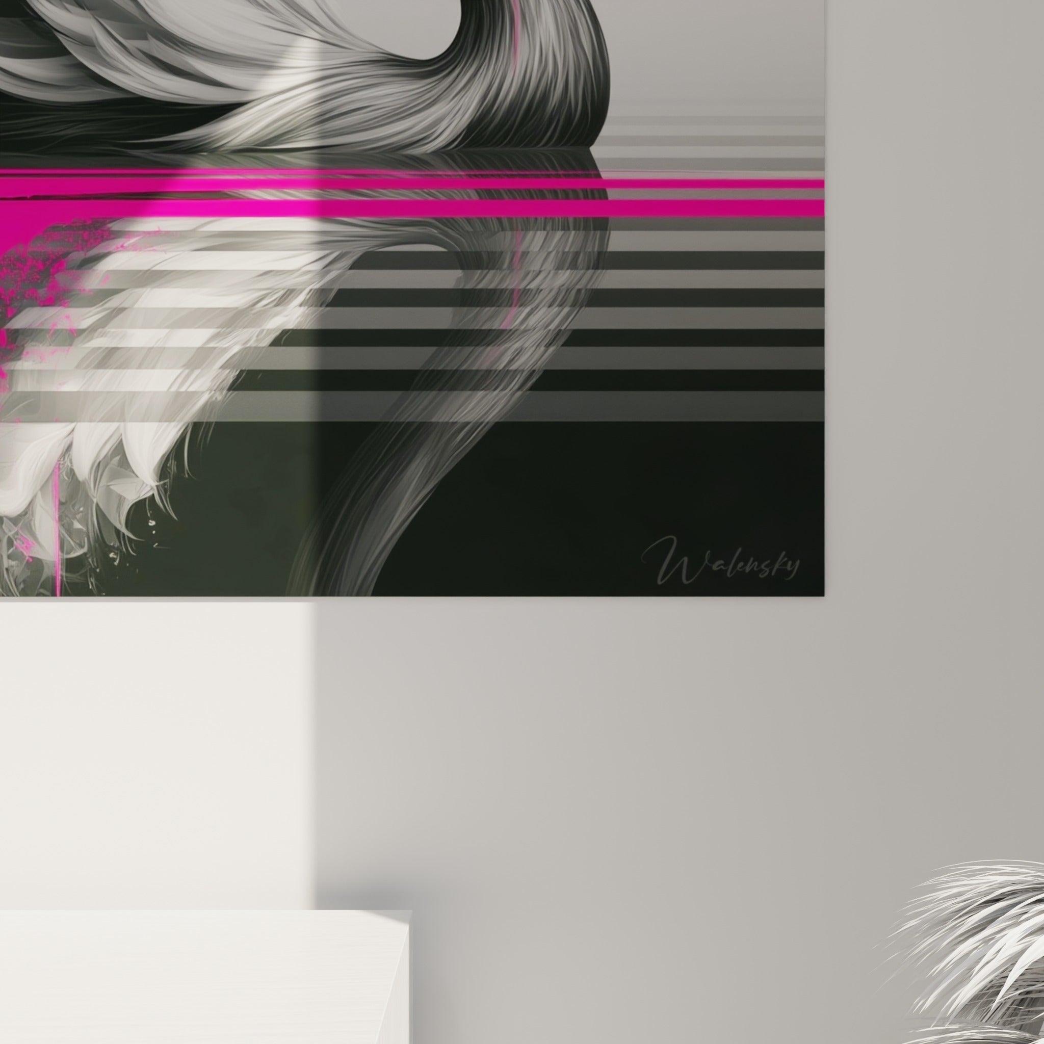 Détail du plumage vaporeux gris et noir du cygne, grain de l'impression et coulures fuchsia rapprochées