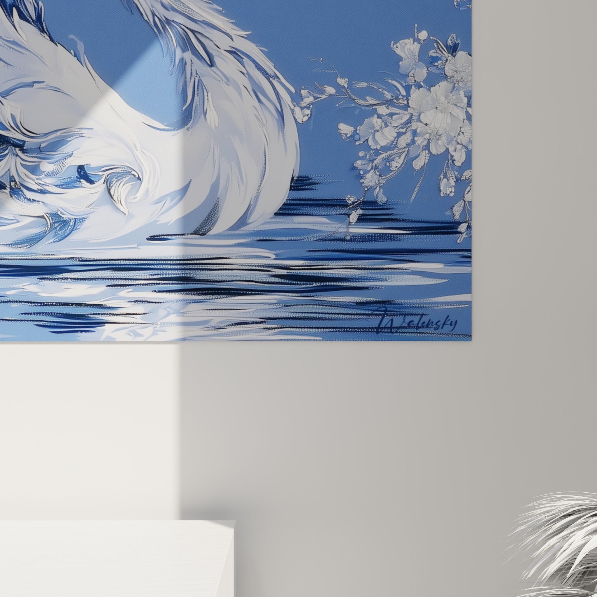 Détail des empâtements bleu marine et blanc argenté sur les plumes du cygne accroché au mur