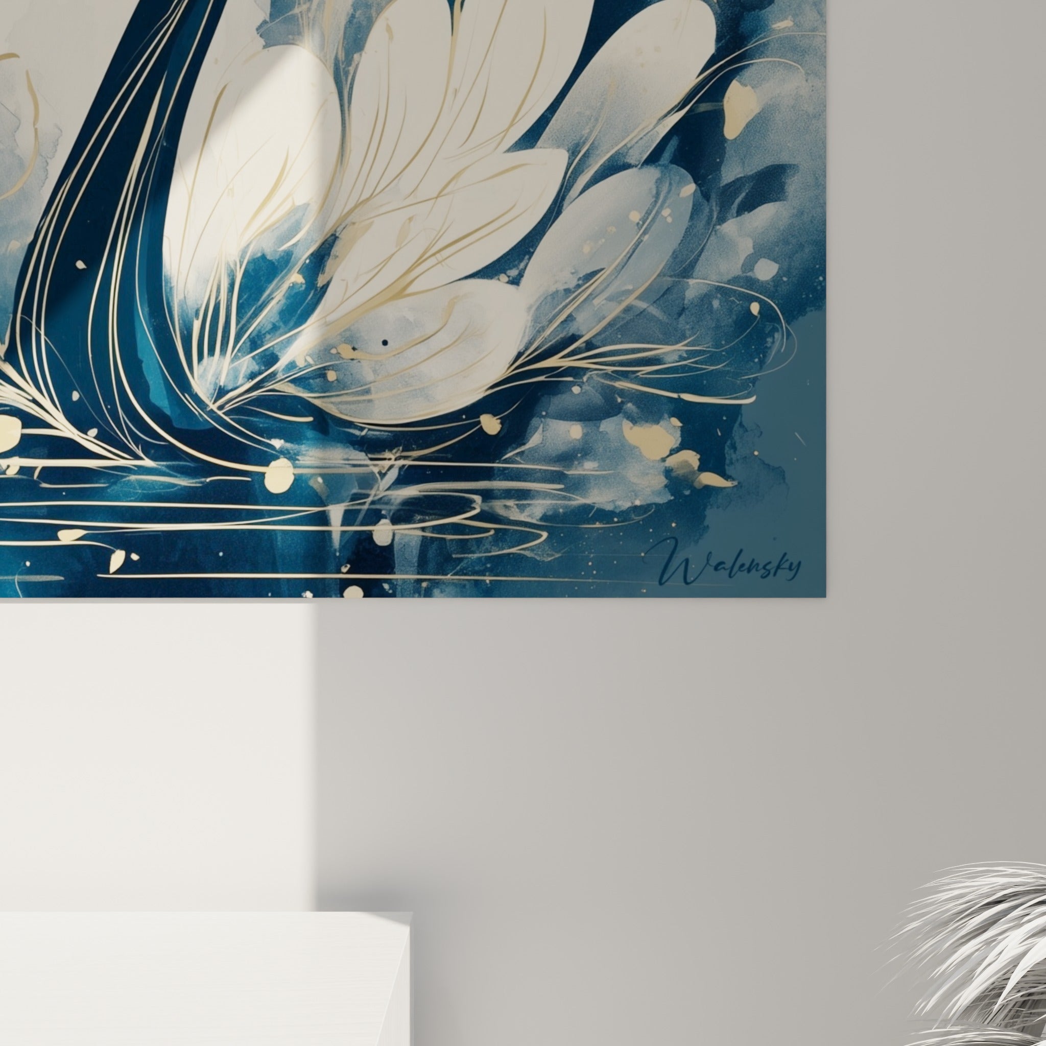 Détail des nervures dorées et coulures d'aquarelle bleu marine sur le cou du cygne