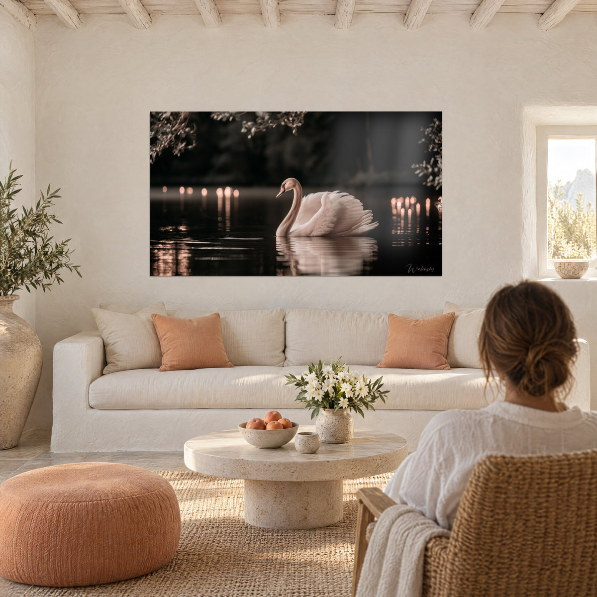 Tableau cygne rosé glissant sur un lac noir, bougies ambrées au loin, femme de dos, au-dessus d'un canapé dans un salon lumineux