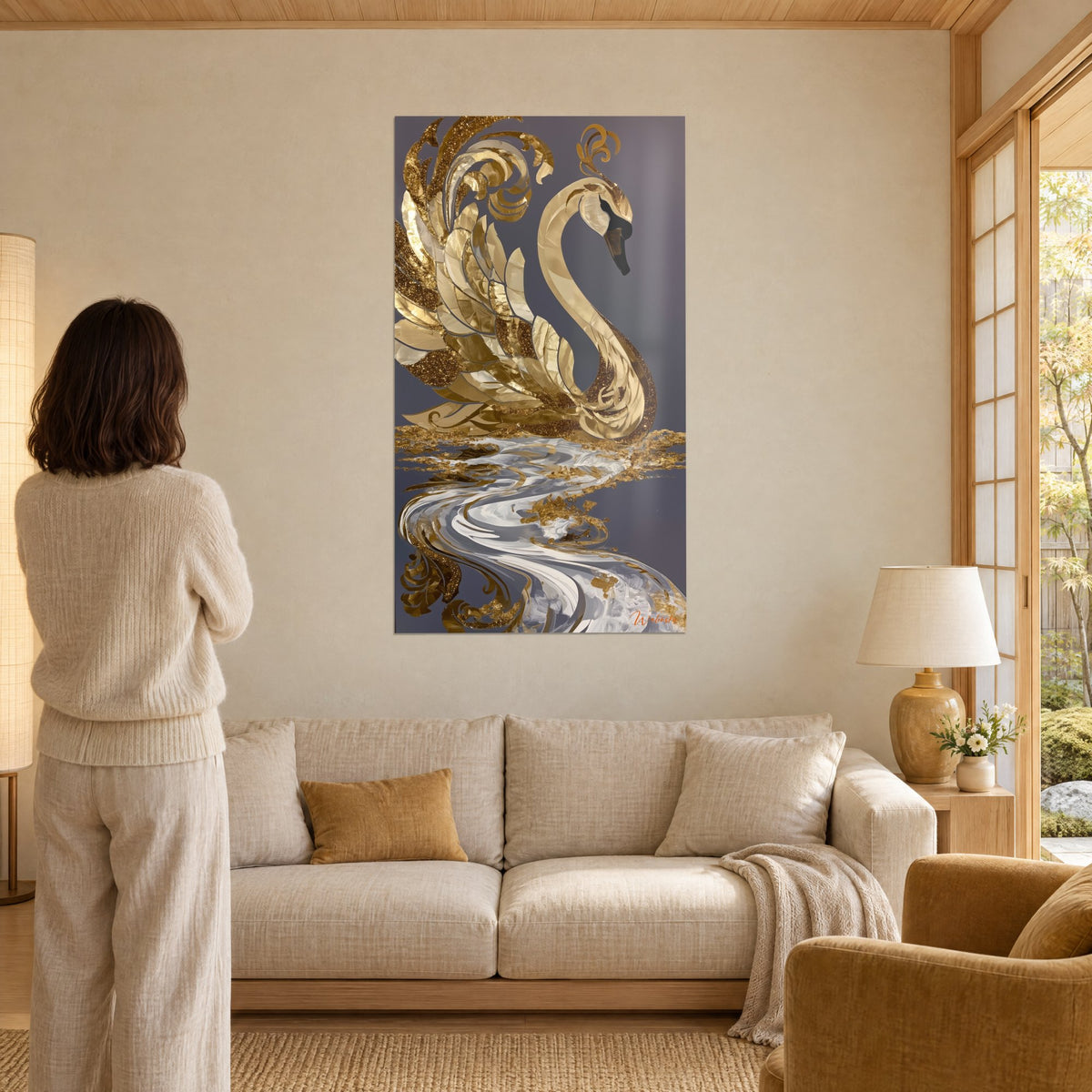 Gemälde Schwan mit Blattgold und fächerförmigen Flügeln, weiße und schiefergraue Reflexe, über einem Sofa in einem hellen Wohnzimmer