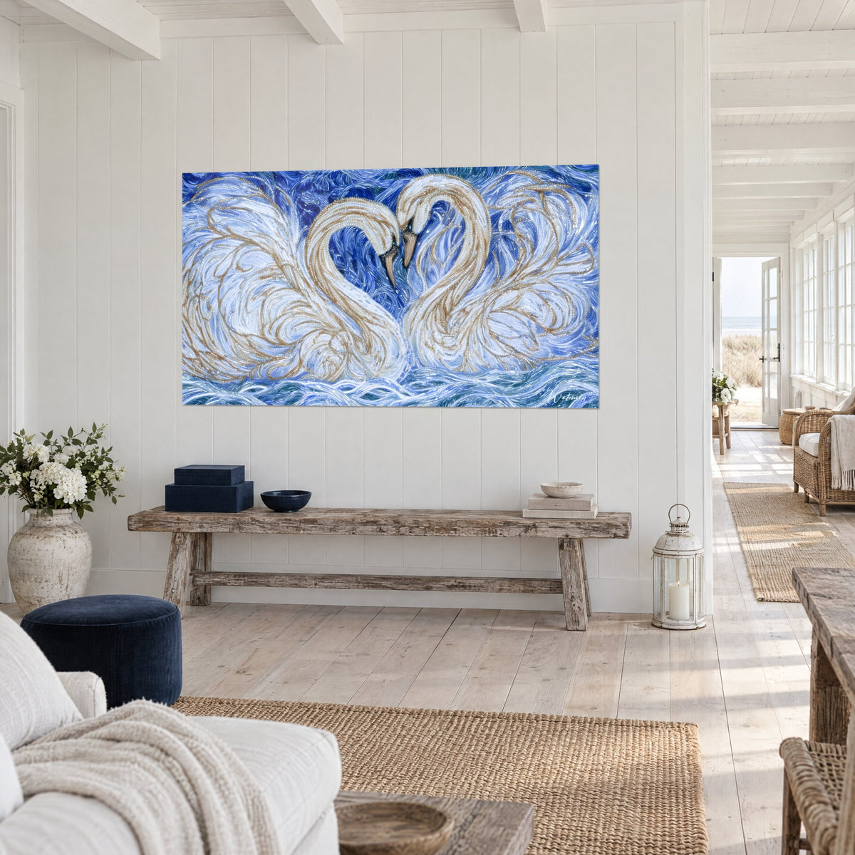 Quadro coppia di cigni avorio che disegnano un cuore, vortici blu oltremare e bianco brinato, su una parete di casa sul mare