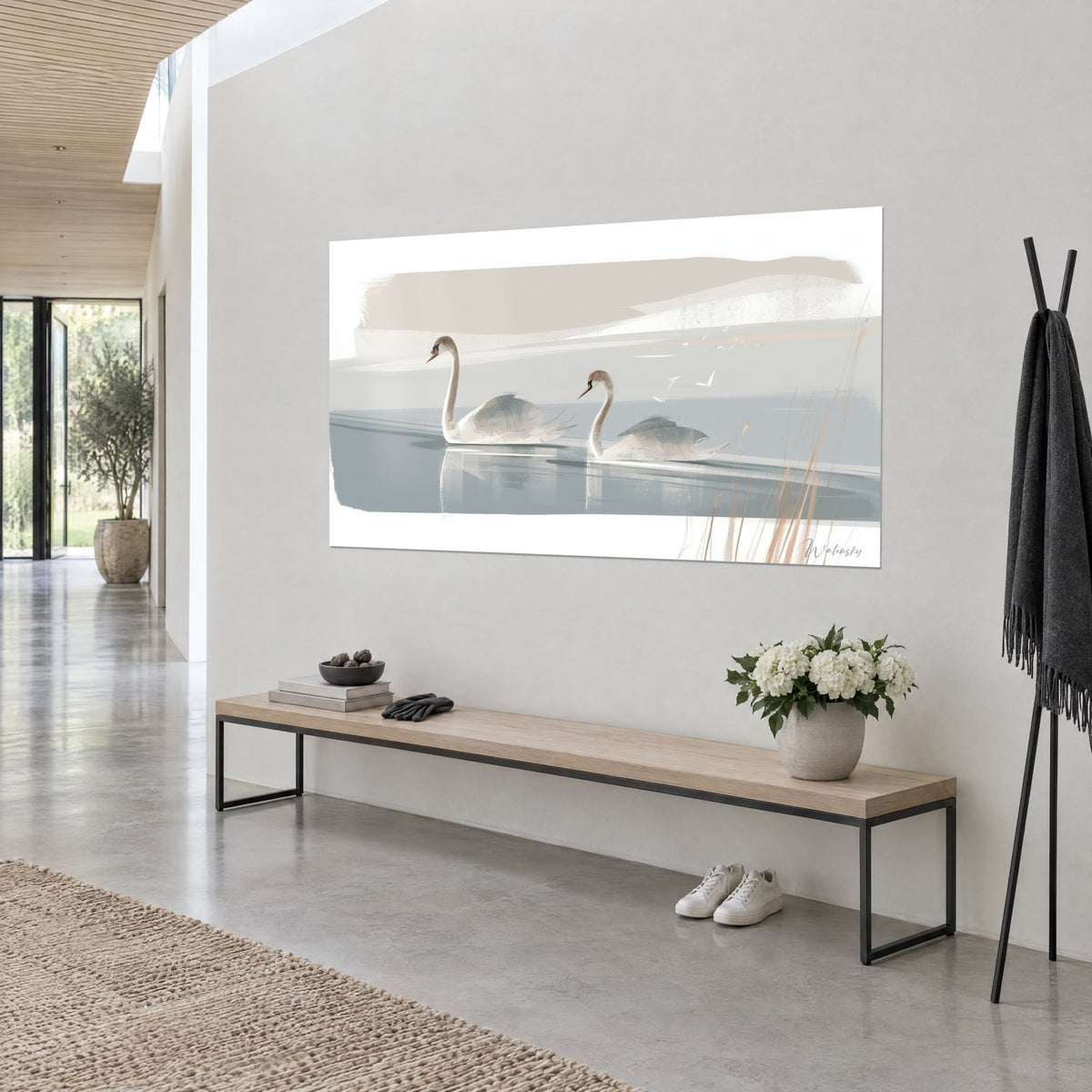 Quadro di due uccelli bianchi dal becco arancione e riflessi argentati su un lago grigio perla, spiaggia beige, vista a tre quarti, corridoio luminoso