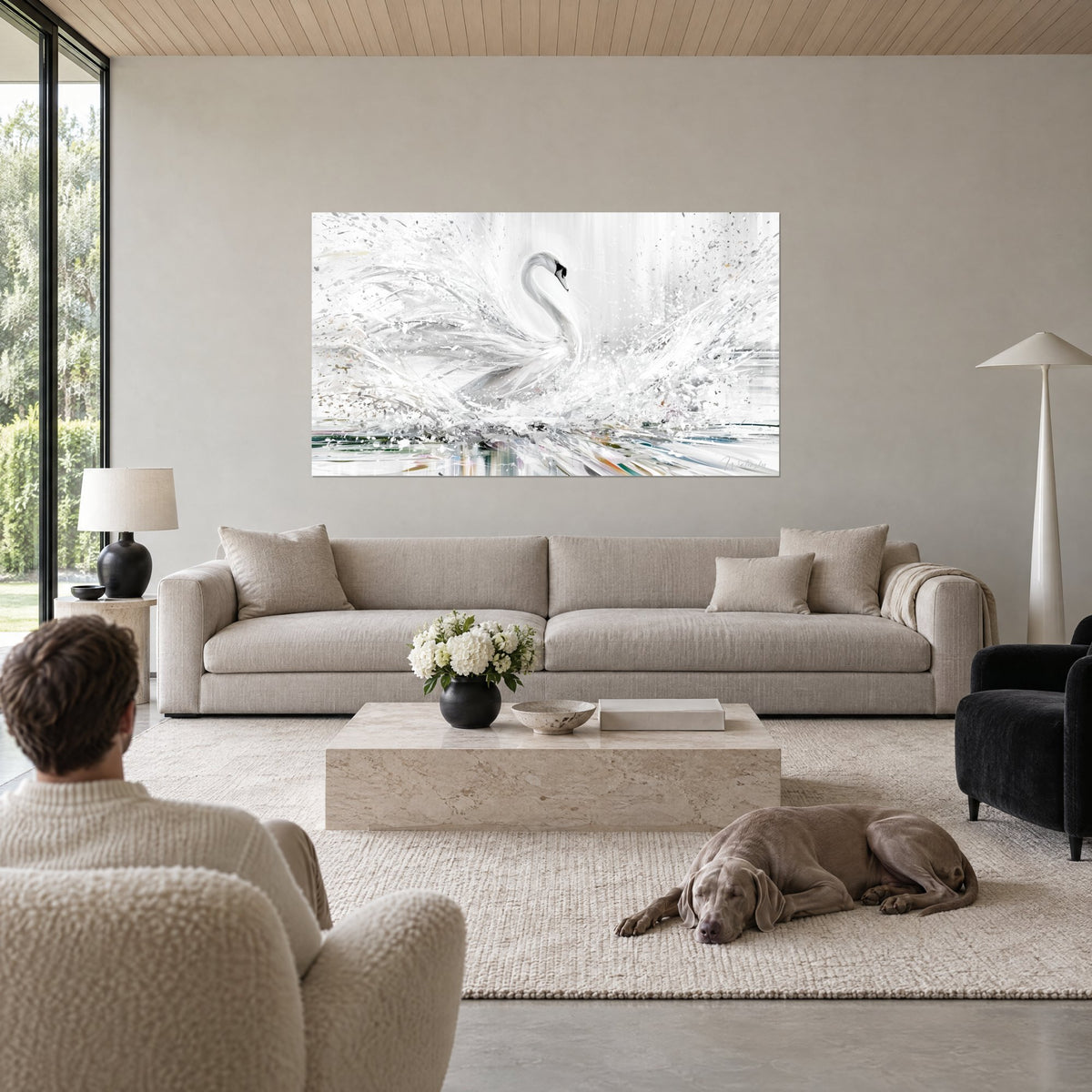 Tableau cygne blanc au long cou courbé, ailes éclaboussées de gris perle et de touches turquoise, au-dessus d'un canapé dans un salon lumineux
