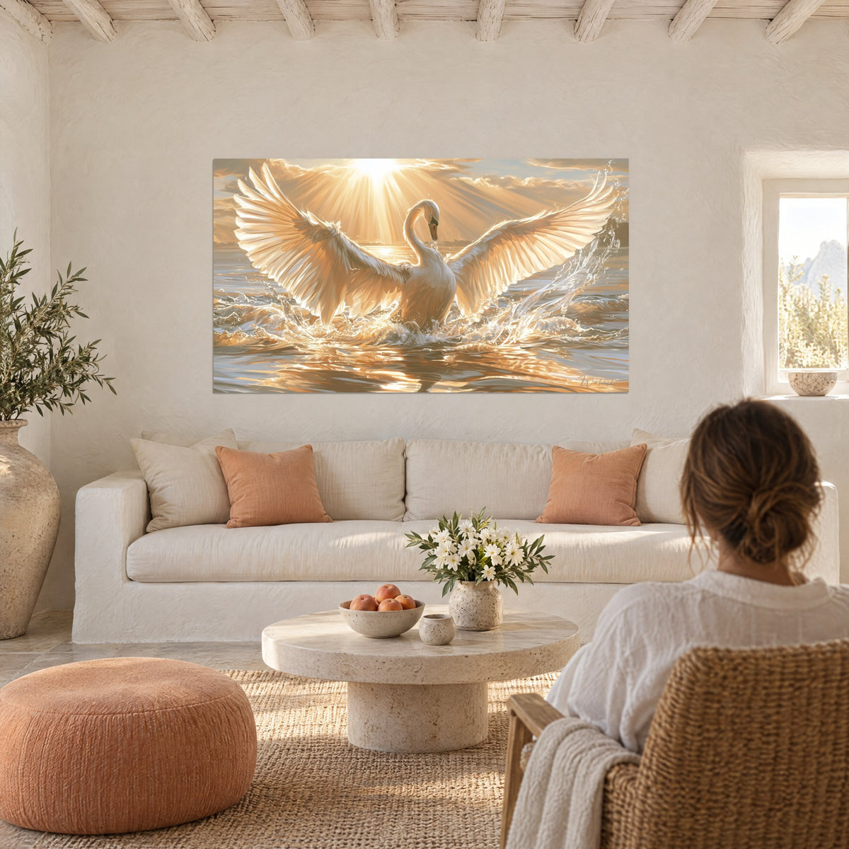 Tableau cygne blanc aux ailes grandes ouvertes, éclaboussures dorées et soleil rayonnant, au-dessus d'un canapé dans un salon lumineux