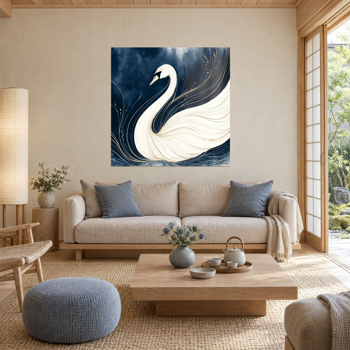 Cuadro cisne marfil con finas líneas doradas sobre fondo azul marino, encima de un sofá en un salón luminoso