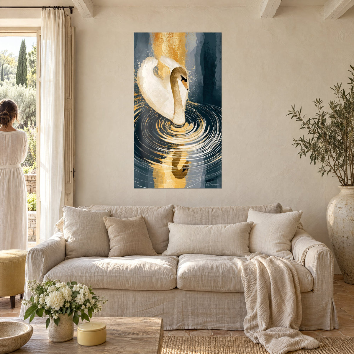 Tableau cygne ivoire au cou doré glissant sur des cercles d'eau bleu nuit, au-dessus d'un canapé dans un salon lumineux