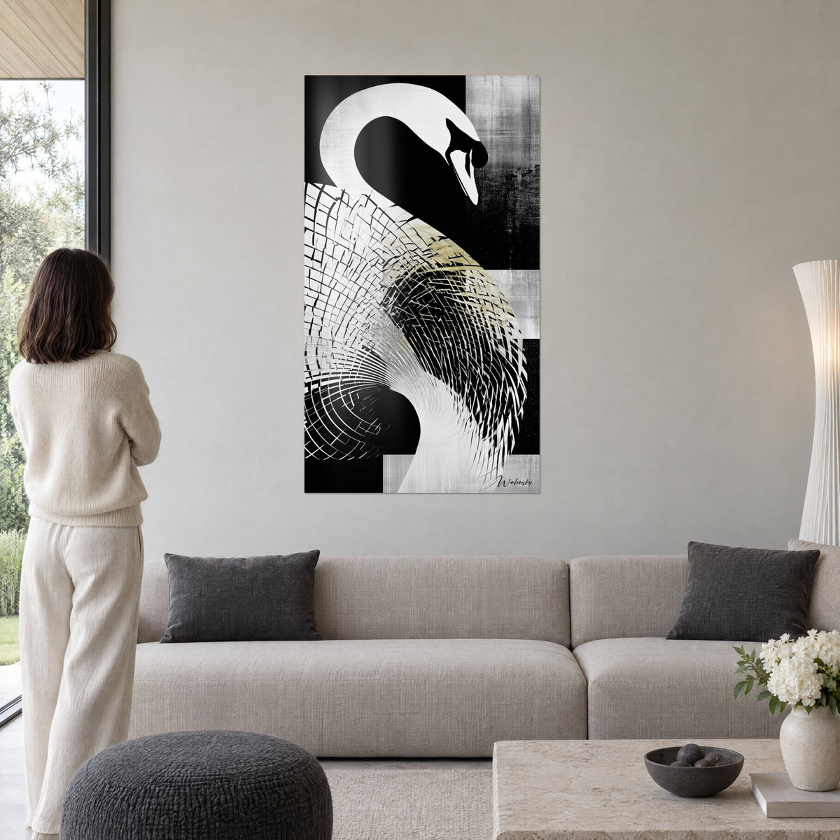 Tableau cygne stylisé au long cou blanc courbé, plumage noir et blanc quadrillé, fond gris, au-dessus d'un canapé dans un salon lumineux