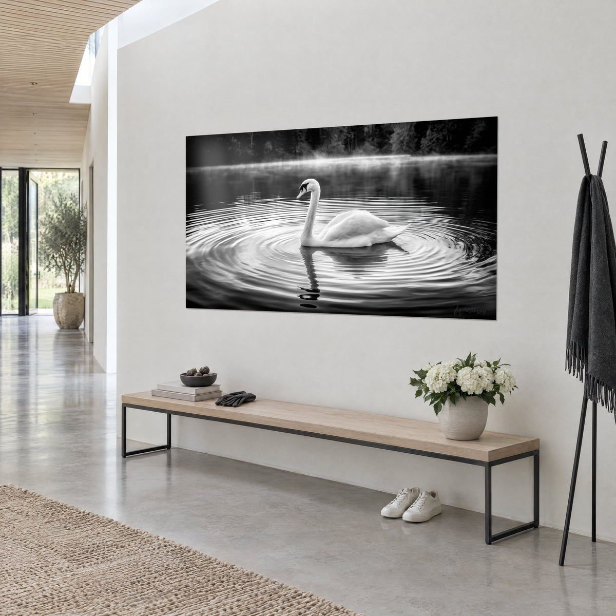 Tableau oiseau aquatique immaculé, cou en S, reflet gris anthracite sur l'eau frémissante, au-dessus d'un banc en chêne clair