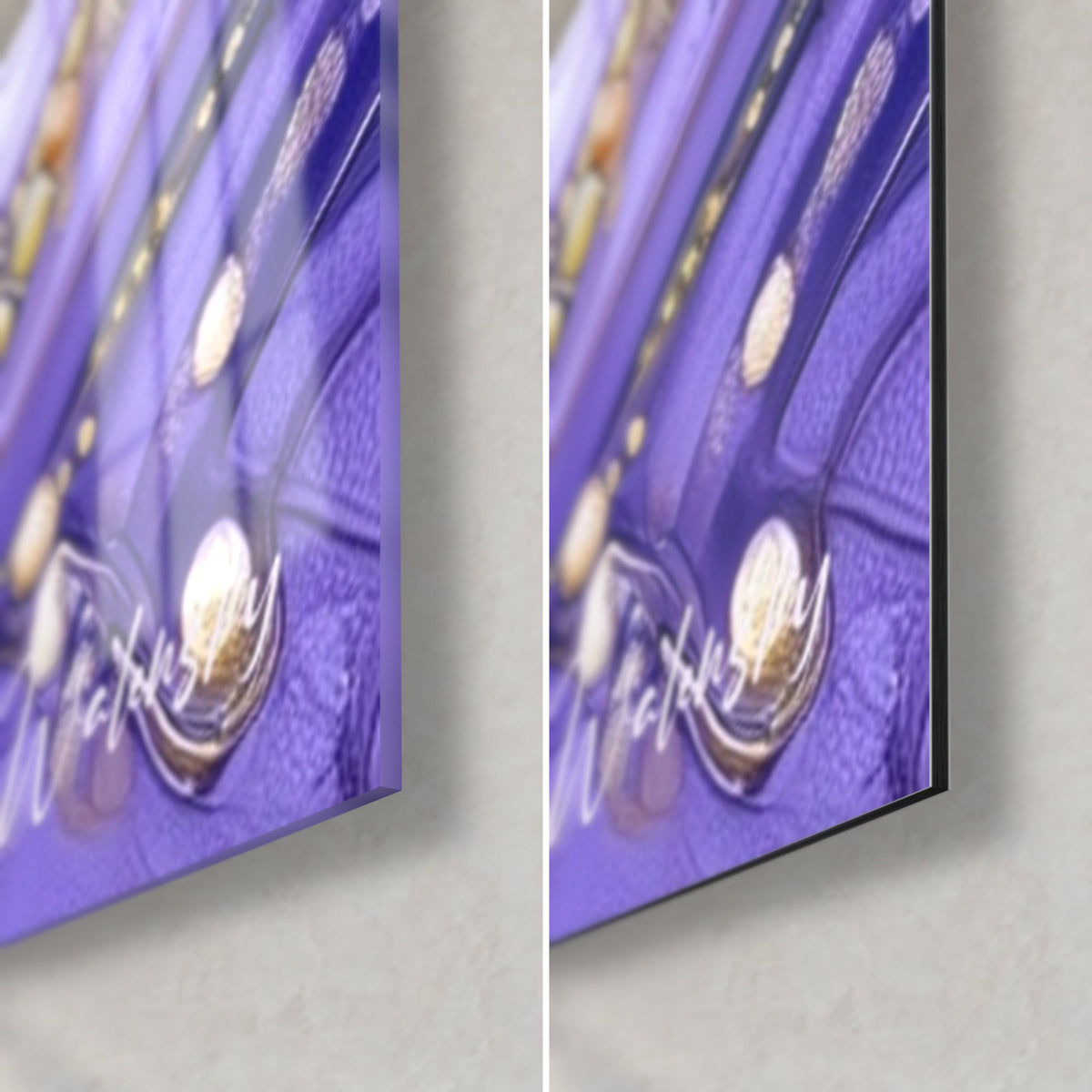 Tableau palmipède aux volutes pourpres et perles d'or, coin bas droit : verre brillant à gauche, Dibond mat à droite