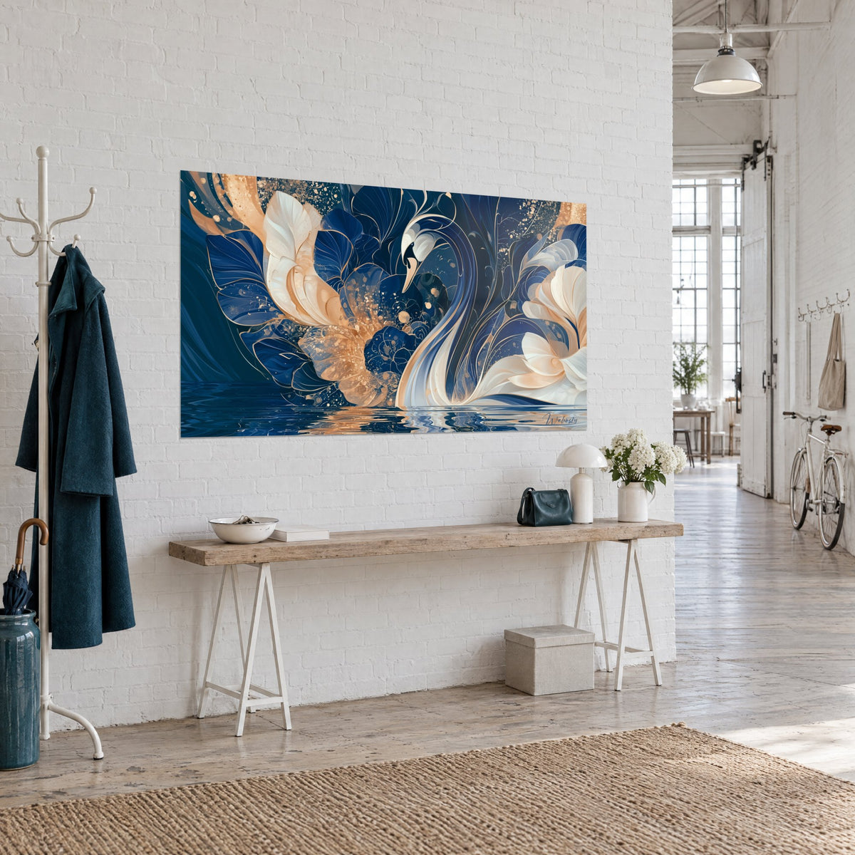 Tableau oiseau aquatique stylisé entre fleurs crème et feuilles indigo cernées d'or, vu de trois-quarts dans un loft d'artiste
