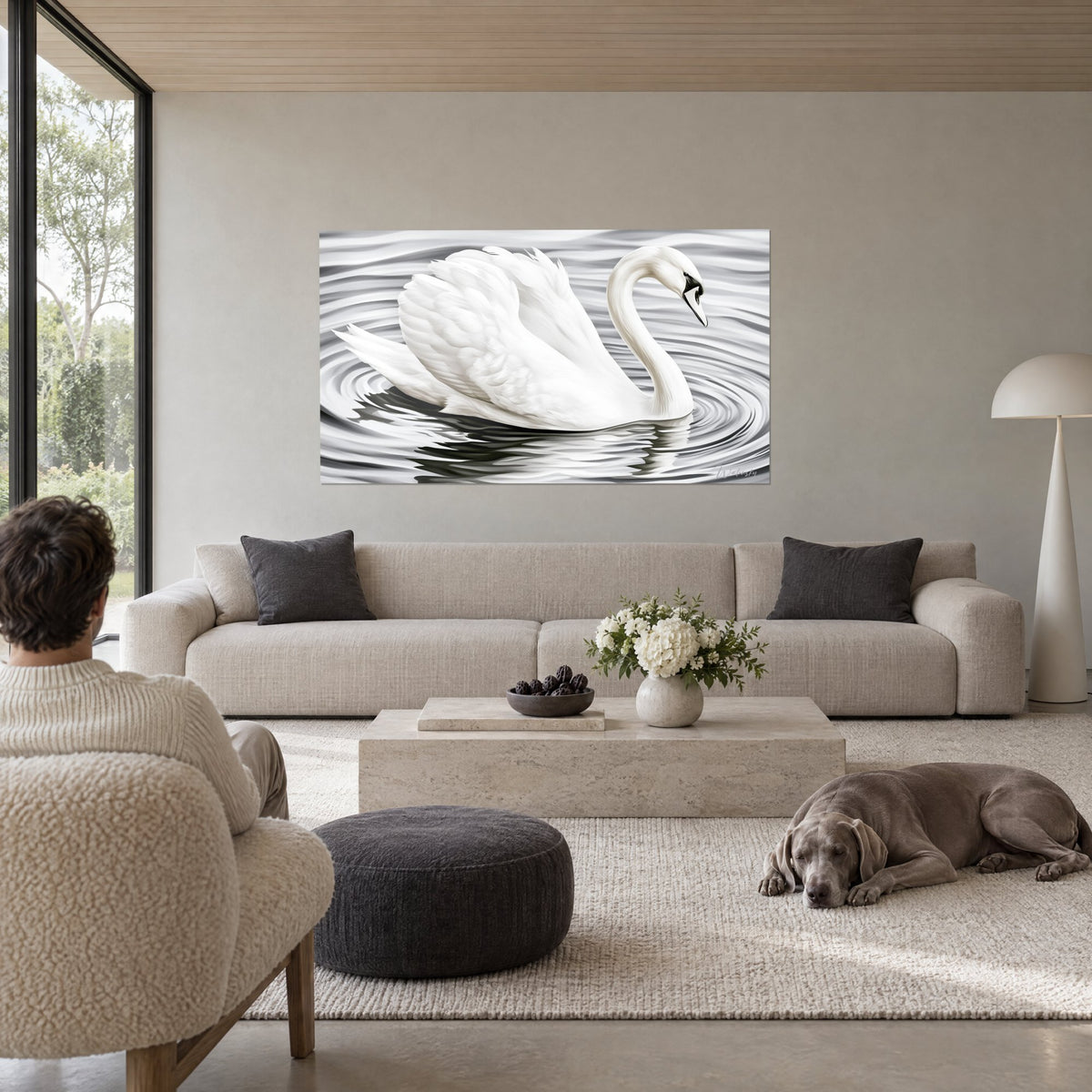 Tableau cygne majestueux aux plumes blanches ourlées de gris, cols en S sur cercles argentés, au-dessus d'un canapé dans un salon lumineux