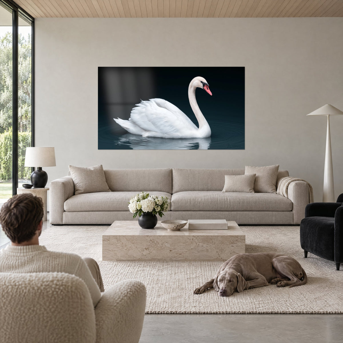 Tableau cygne majestueux au plumage blanc et bec corail glissant sur une eau anthracite, au-dessus d'un canapé dans un salon lumineux