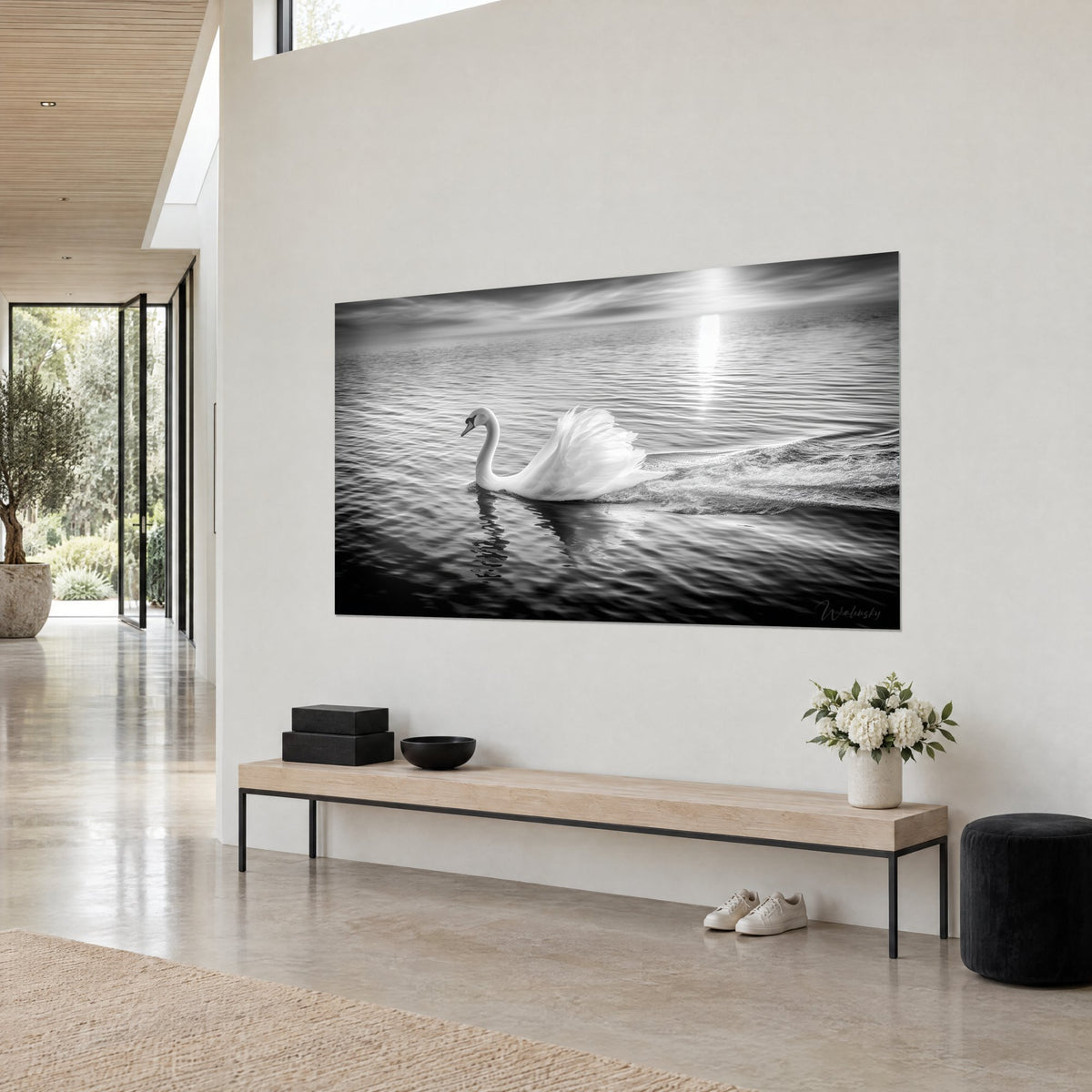 Tableau oiseau majestueux à l'aile gonflée, plumage blanc, lac noir et gris moiré, reflet du soleil, accroché dans une maison d'architecte