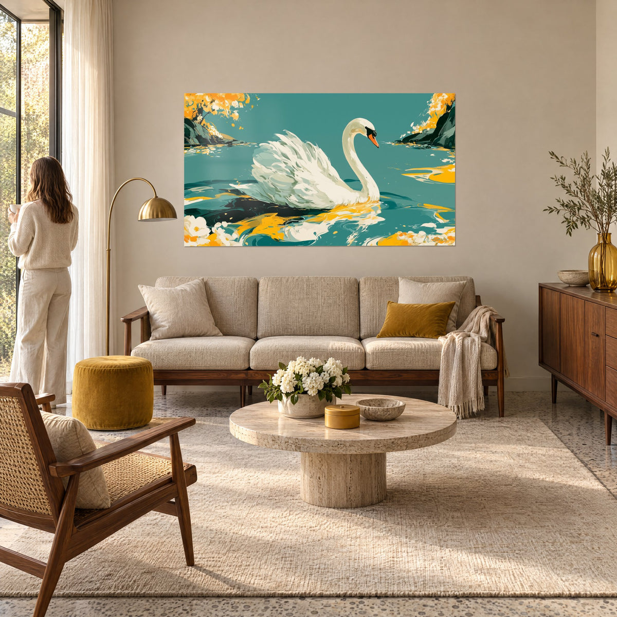 Tableau cygne blanc au long cou courbe sur eau sarcelle, reflets jaune safran, au-dessus d'un canapé dans un salon lumineux