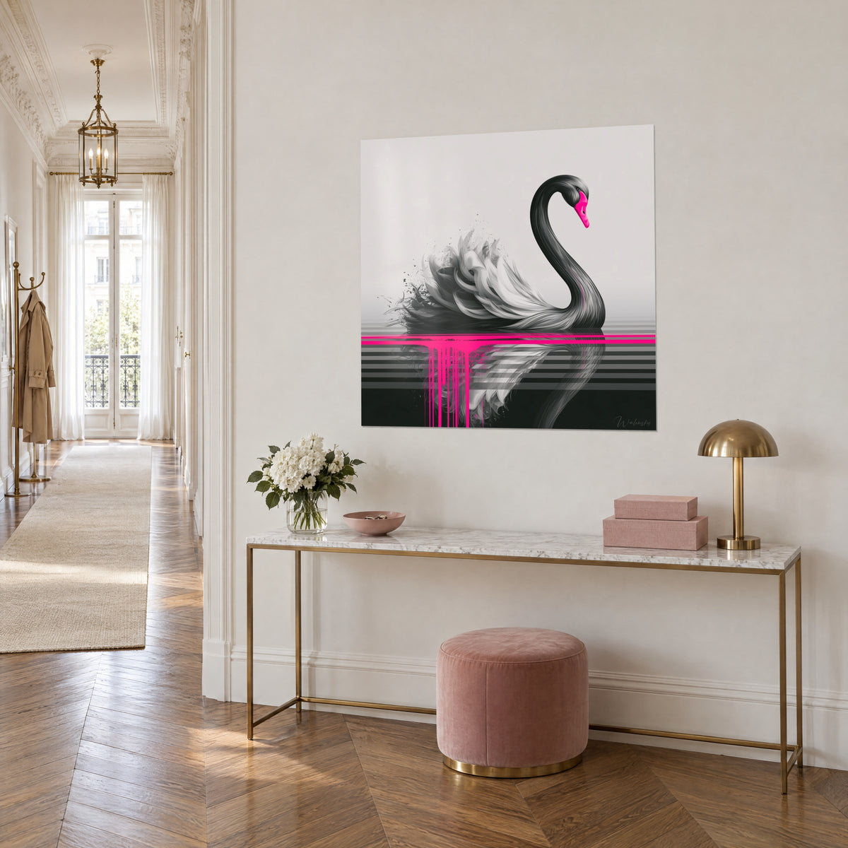 Quadro uccello d'inchiostro dal collo a S, becco fucsia e tratto rosa come un cavo elettrico, su una parete bianca in fondo a un corridoio haussmanniano
