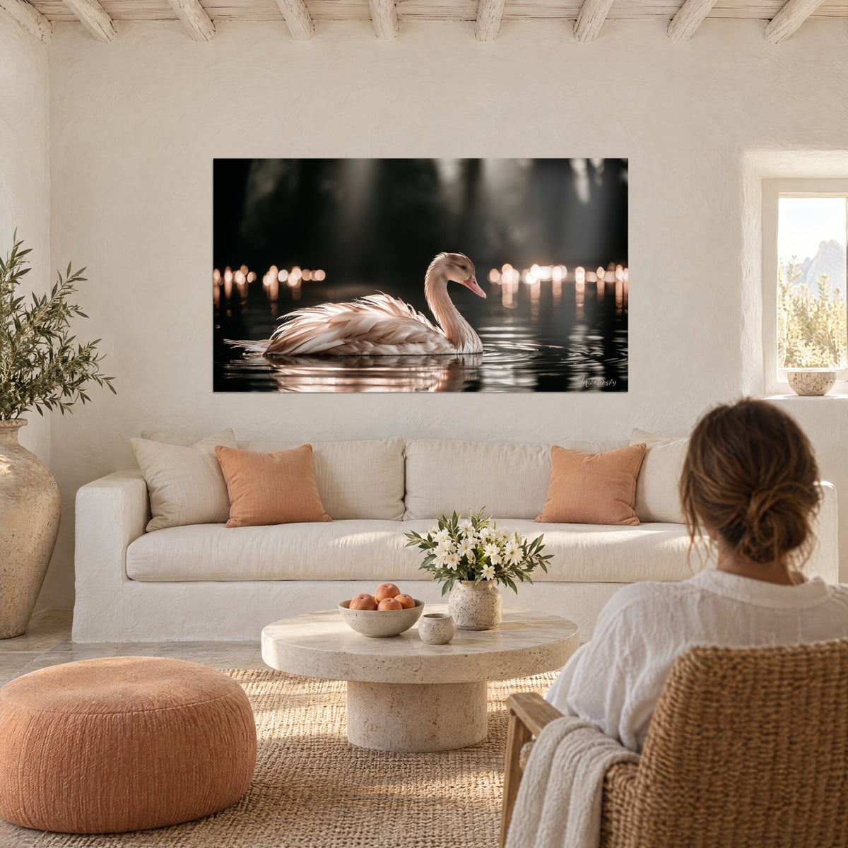 Tableau cygne aux plumes ivoire et rose doré glissant sur l'eau noire, bokeh de bougies, au-dessus d'un canapé dans un salon lumineux