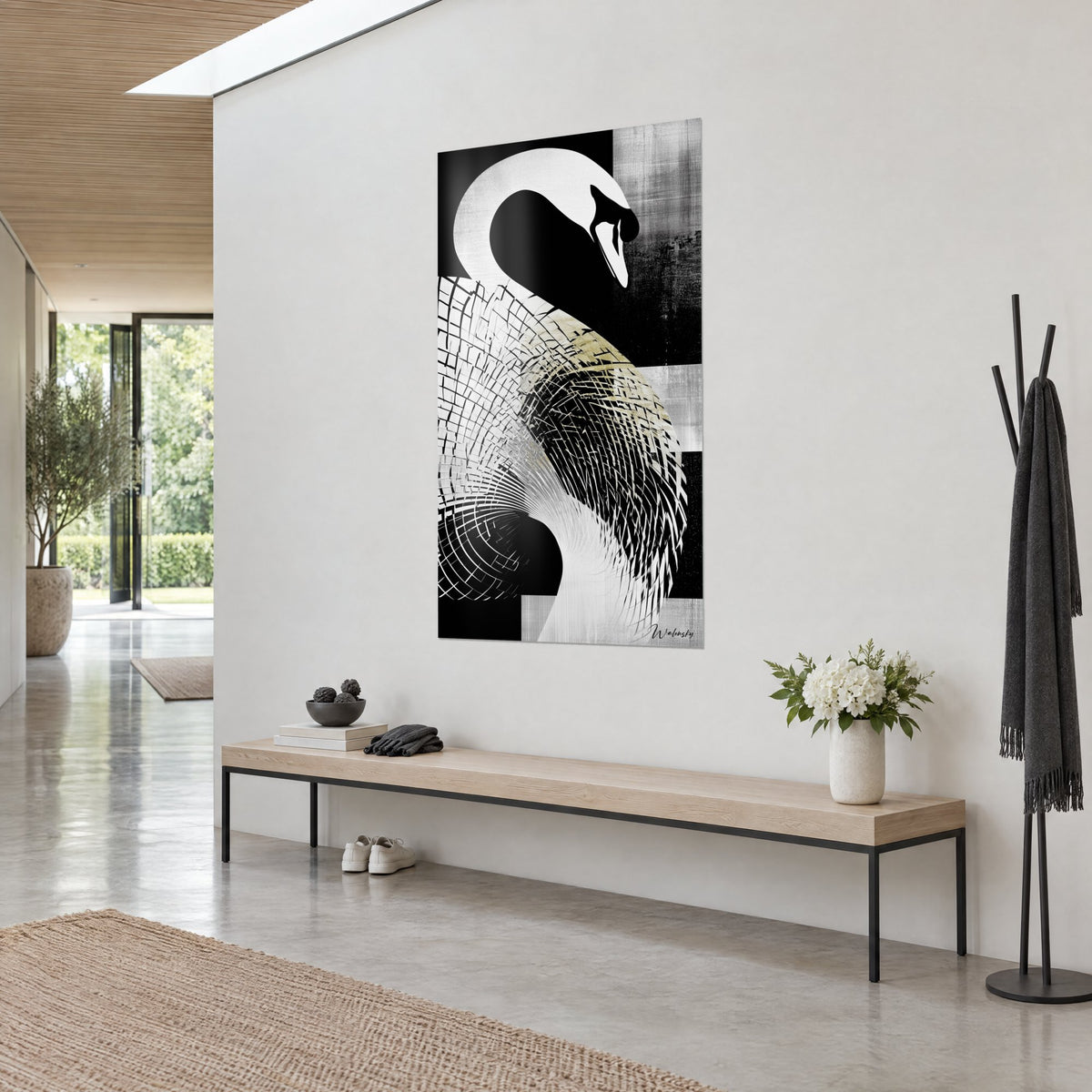 Tableau oiseau gracieux aux plumes fragmentées noir et ivoire, reflets dorés, bec noir effilé, sur un mur blanc d'entrée vitrée