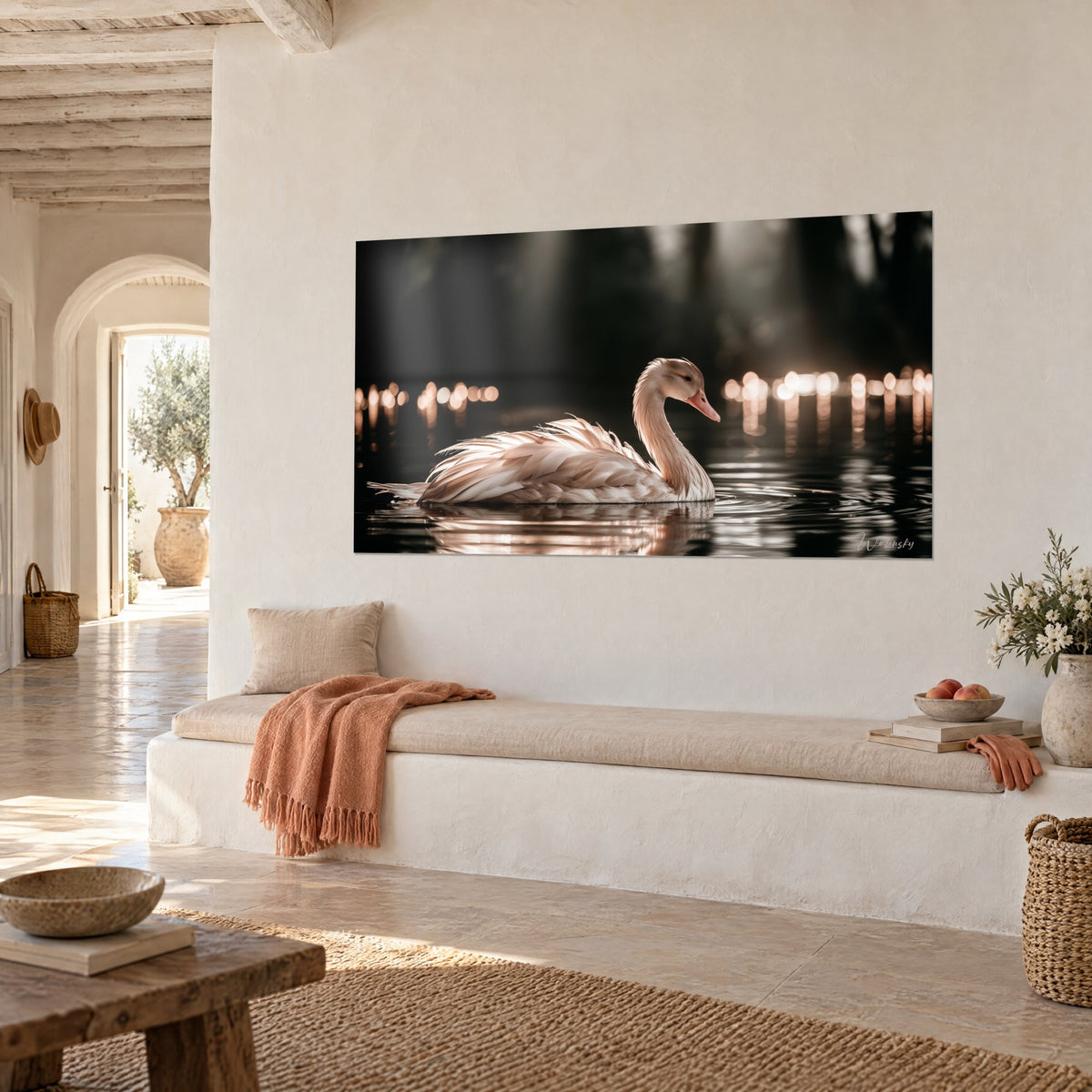 Tableau oiseau au long cou rosé, bec corail et ailes nacrées, reflets ambrés sur onde sombre, mur blanc chaulé et banquette beige