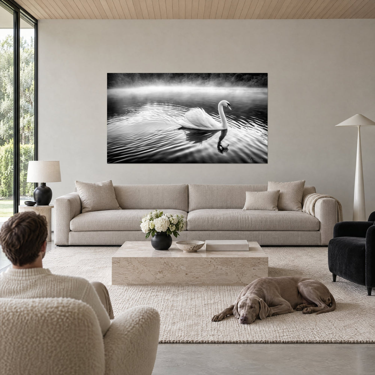 Gemälde eines weißen Schwans, der über einen nebelverhangenen See gleitet, kontrastreich in Schwarz und Weiß, silbrige Wellen und dunkle Spiegelung, über einem Sofa in einem hellen Wohnzimmer