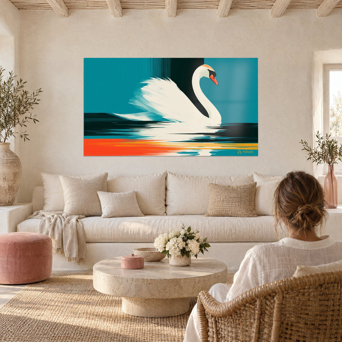 Tableau cygne blanc au long cou courbé sur fond sarcelle, reflet orange et jaune, au-dessus d'un canapé dans un salon lumineux