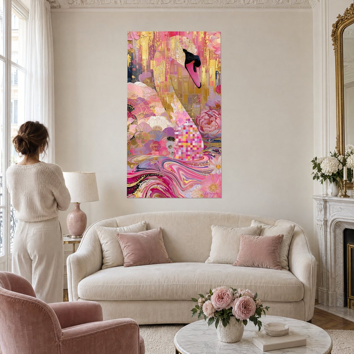 Tableau cygne au long cou doré et bec rose vif, pivoines mauves et mosaïque de carrés, au-dessus d'un canapé dans un salon lumineux