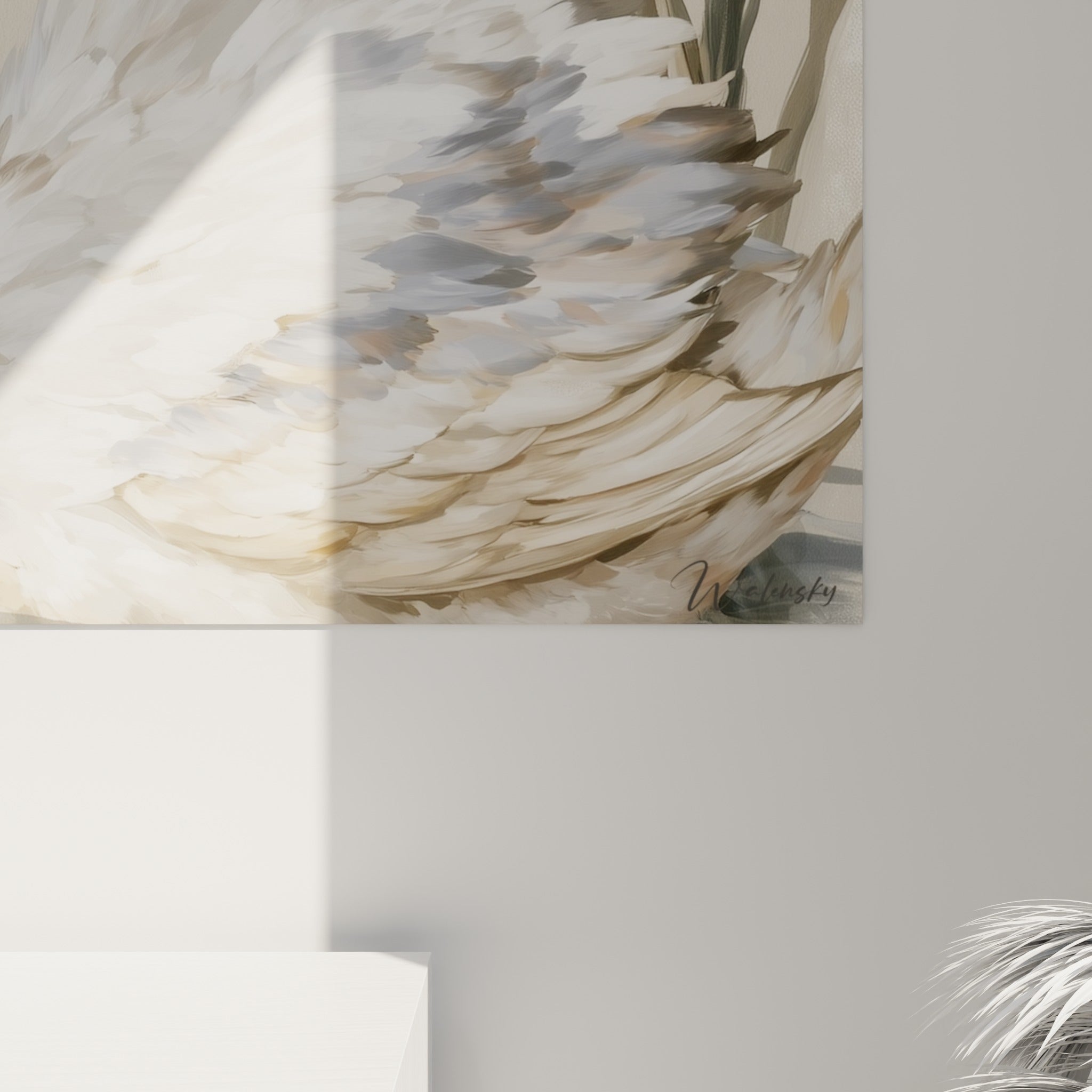 Empâtements blancs et gris bleuté du plumage, coulures beige et pétales blancs peints en gros plan